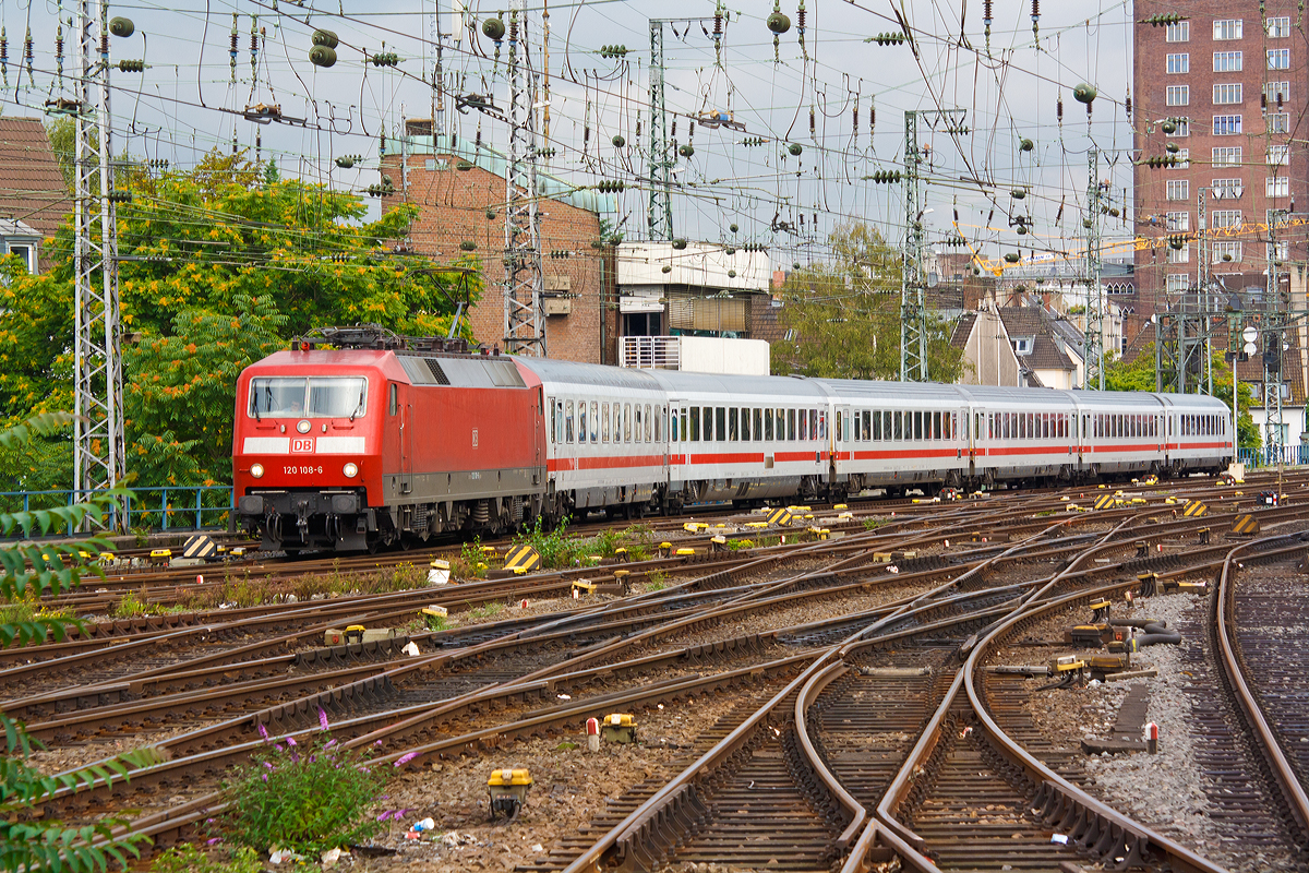 
Die 120 108-6 fährt am 29.08.2014 mit einem IC in den Hbf Köln ein.

Die Lok wurde 1987 bei Krupp unter der Fabriknummer 5569 gebaut, der elektrische Teil ist von AEG.