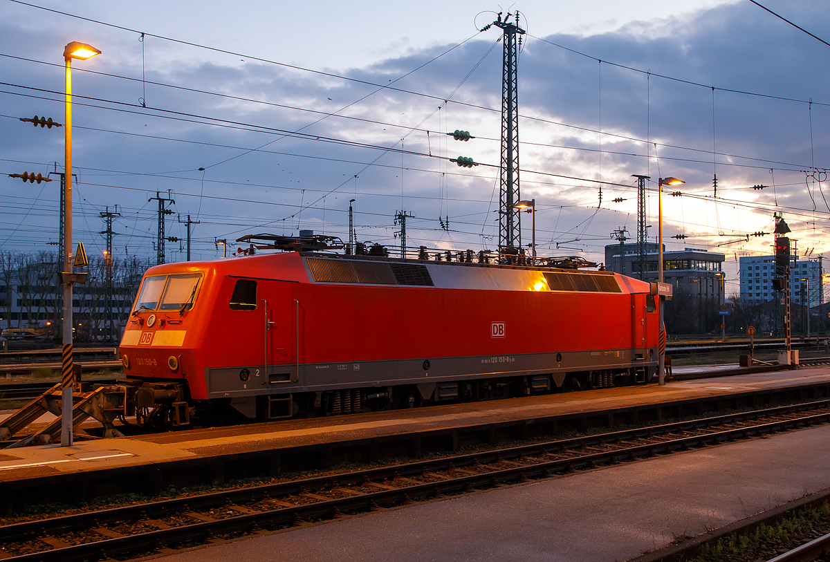 Die 120 150-8 (91 80 6120 150-8 D-DB) der DB Fernverkehr AG ist am Abend des 16.12.2017 im Hbf Karlsruhe abgestellt.

Die Lok wurde 1988 von Krupp unter der Fabriknummer 5583 gebaut, die die elektrische Ausrüstung ist von AEG.