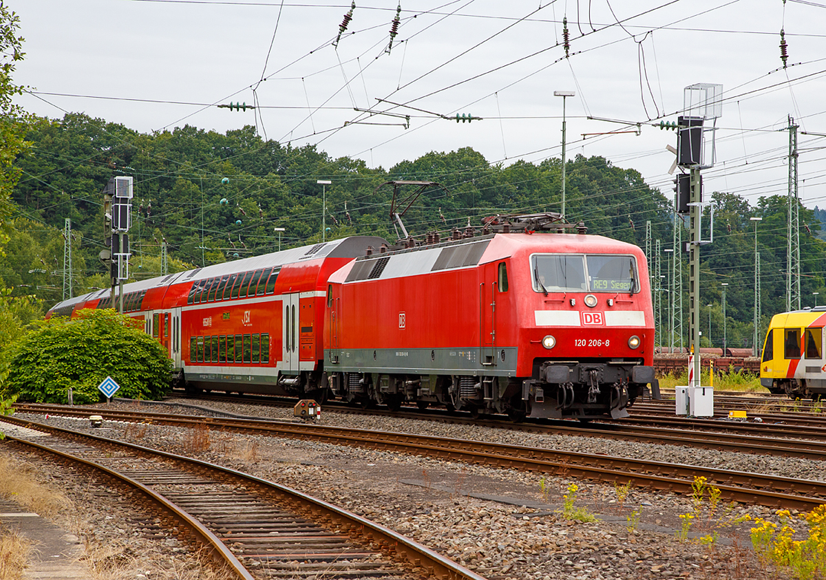 
Die 120 206-8 (ex 120 117-7) der DB Regio NRW mit 6 DoSto´s als RE 9 - Rhein Sieg Express (RSX) Aachen - Köln - Siegen erreicht am 16.07.2016 bald den Bahnhofes Betzdorf/Sieg.

Die Lok wurde 1987 bei Krupp unter der Fabriknummer 5572 gebaut, die elektrische Ausrüstung ist von AEG, und als 120 117-7 an die DB geliefert. 2010 erfolgte der Umbau mit einem Nahverkehrspaket (Zugzielanzeiger, Zugabfertigungssystem, Server u. a.) in die heutige 91 80 6120 206-8 D-DB.

Der große Vorteil der BR 120.2 liegt in den erhöhten fahrdynamischen Werten, dadurch kann ein Zug hier auf der Siegstrecke mit sechs Doppelstockwagen gebildet werden, statt wie mit einer 111er mit fünf Doppelstockwagen.