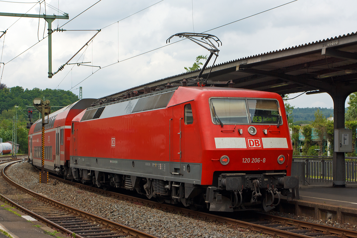 Die 120 206-8 (ex DB 120 117-7)  schiebt den RE 9 - Rhein Sieg Express (RSX) Siegen - Köln - Aachen am 12.04.2014 vom Bahnhof Betzdorf/Sieg weiter in Richtung Köln.

Die Lok wurde 1987 von Krupp unter der Fabriknummer 5572 (die elektrische Ausrüstung ist von AEG) gebaut und als 120 117-7 an die DB geliefert.  Ende 2010 wurde sie umgebaut, d.h. mit einem Nahverkehrspaket ausgestattet (Zugzielanzeiger, Zugabfertigungssystem, Server u. a.) und in 120 206-8 umgezeichnet.

Wegen der erhöhten fahrdynamischen Werte bildet sie mit sechs neuen Doppelstockwagen, anstelle von fünf (mit einer 111er) einen Wendezug. Sie hat die NVR-Nummer 91 80 6120 206-8 D-DB (ex 91 80 6120 117-7 D-DB).

Technische Daten:
Spurweite: 1.435 mm,
Achsformel: Bo`Bo`
Länge über Puffer: 19.200 mm
Gesamtradsatzstand: 13.000 mm
Drehgestell-Radsatzstand: 2.800 mm
Dauerleistung: 5.600 kW (4×1.400 kW)
Anfahrzugkraft: 340 kN
Höchstgeschwindigkeit: 200 km/h
Fahrmotoren: 4 Drehstrom-Asynchron-Motoren
Dienstmasse: 83,2 t