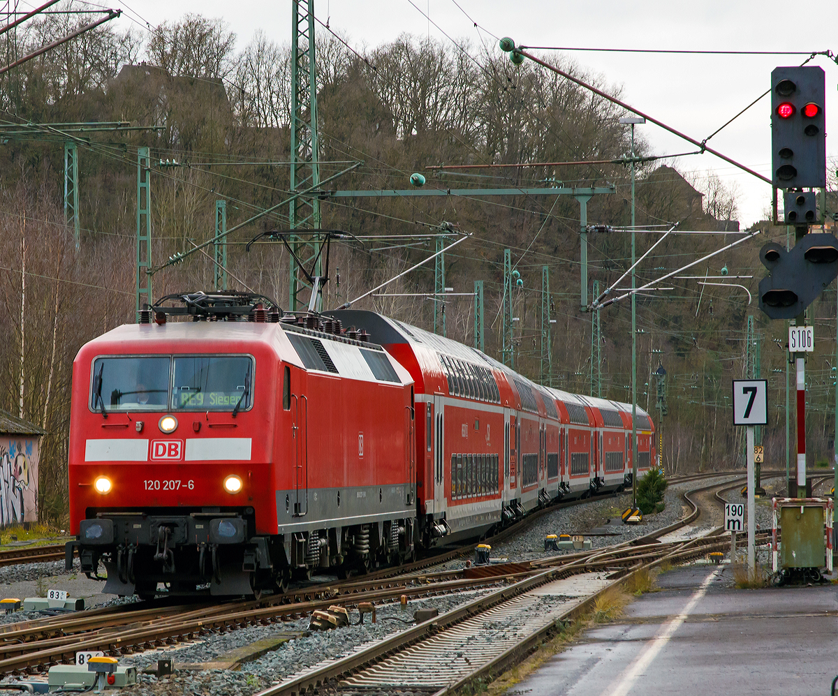 
Die 120 207-6 (91 80 6120 207-6 D-DB) der DB Regio NRW (ex DB 120 136-7) fährt am 10.01.2015 mit dem RE 9 - Rhein Sieg Express (RSX) Aachen - Köln - Siegen in den Bahnhofes Betzdorf/Sieg ein.
Neue Bildbearbeitung, bei Belichtungsmängel ist RAW einfach noch im Vorteil...