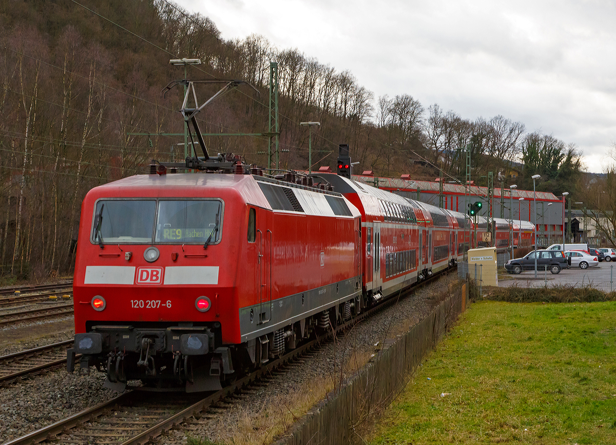 
Die 120 207-6 (91 80 6120 207-6 D-DB) der DB Regio NRW (ex DB 120 136-7) schiebt am 10.01.2015 den RE 9 - Rhein Sieg Express (RSX) Siegen - K�ln - Aachen durch Niederschelderh�tte in Richtung Betzdorf.