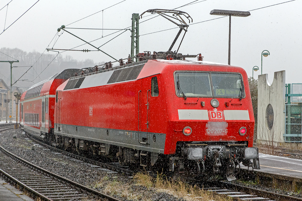 
Die 120 207-6 (91 80 6120 207-6 D-DB) der DB Regio NRW (ex DB 120 136-7) schiebt am 24.01.2015, bei leichtem Schneefall, den RE 9 - Rhein Sieg Express (RSX) Siegen - Köln - Aachen vom Bahnhof Betzdorf/Sieg weiter in Richtung Köln. 