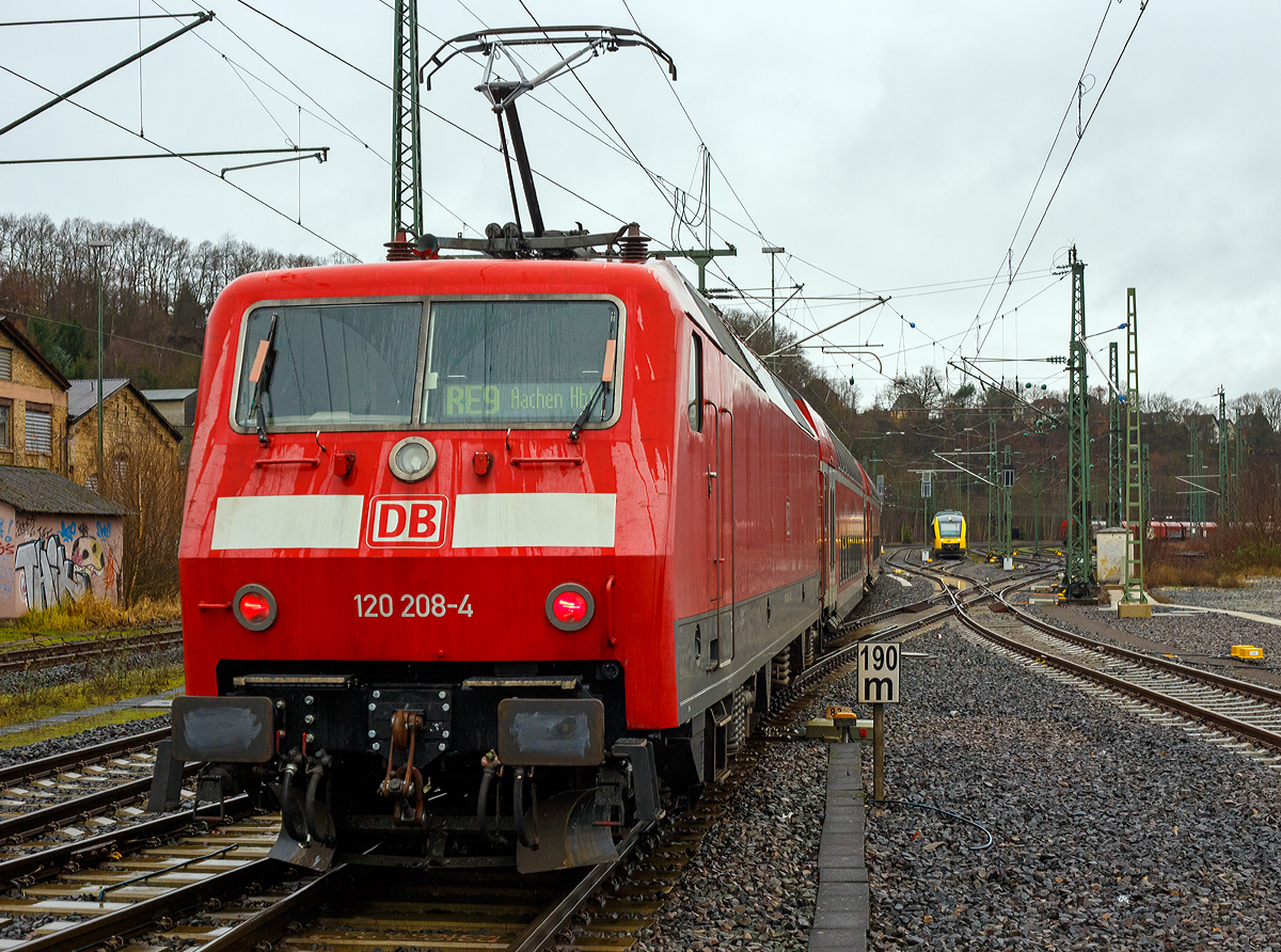 
Die 120 208-4 (91 80 6120 208-4 D-DB) der DB Regio NRW, ex DB 120 139-1, schiebt den RE 9 - Rhein Sieg Express (RSX) Siegen - Köln - Aachen, am 04.01.2017 vom Bahnhof Betzdorf/Sieg weiter in Richtung Köln. 

Die Lok wurde 1988 von Krauss-Maffei in München unter der Fabriknummer 19962 gebaut, die elektrische Ausrüstung ist von Siemens.  Bis 2010 war sie als DB 120 139-1 unterwegs, dann erhielt sie ein Nahverkehrspaket und wurde in 120 208-4 umgezeichnet.