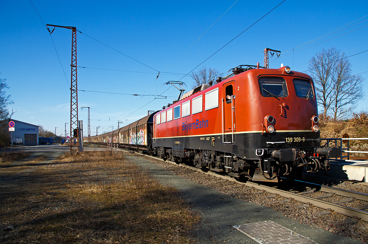 Die 139 309-9 (91 80 6139 309-9 D-BYB) der BayernBahn GmbH fährt am 09.03.2022, mit dem sogenannten  Henkelzug  (Langenfeld/Rhld. nach Gunzenhausen), durch Rudersdorf (Kr. Siegen) in südlicher Richtung bzw. Richtung Dillenburg. Der Zug bestand aus gedeckten Schiebewand-Wageneinheiten der Gattung Hiirrs der TRANSWAGGON GmbH.

Nochmals einen lieben Gruß an den netten Lf zurück.
Die E 40.13 wurde 1964 bei Krauss-Maffei in München unter der Fabriknummer 18838 gebaut, der elektrische Teil ist von BBC (andere Quellen behaupten SSW, ich konnte aber BBC lesen). Nach dem verlängerten Fristablauf zum 01.07.2016, wurde sie zum 01.01.2020 an die Bayernbahn GmbH verkauft.
2016 konnte ich die Lok noch als DB Lok ablichten, siehe: http://hellertal.startbilder.de/bild/deutschland~unternehmen~db-cargo-ag-ex-db-schenker-rail-deutschland-ag/477736/wohl-eine-der-letzten-im-db-bestanddie.html