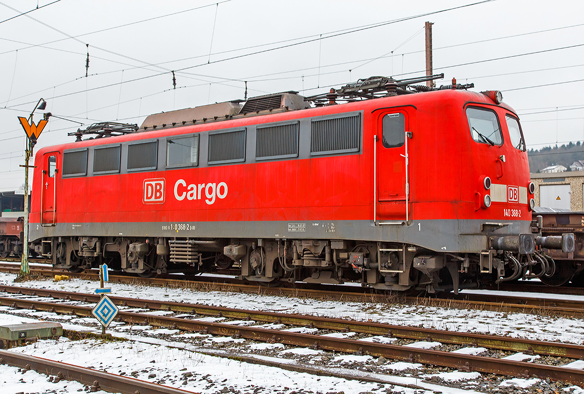 
Die 140 368-2 (91 80 6140 368-2 D-DB) der DB Schenker Rail Deutschland AG, ex DB E 40 368, ist am 25.01.2015 in Kreuztal im Abstellbereich abgestellt.

Die Lok wurde 1963 bei Krupp unter der Fabriknummer 4300 gebaut, der elektrische Teil von AEG unter der Fabriknummer 8002, und als E 40 368 an die DB (Deutsche Bundesbahn) geliefert, ab 01.01.1968 wurde sie dann als DB 140 368-2 bezeichnet.
