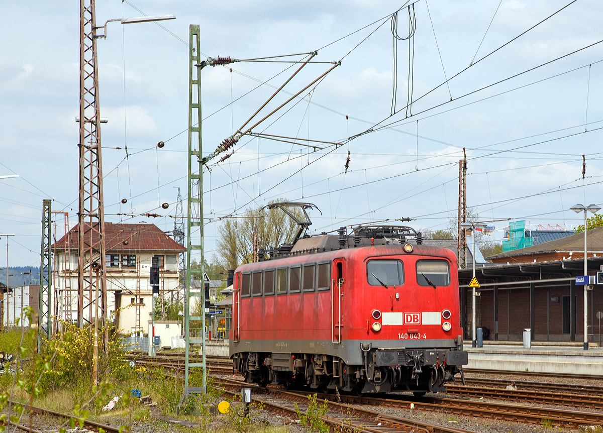 
Die 140 843-4 (91 80 6140 843-4 D-DB) der DB Schenker Rail Deutschland AG kommt am 02.05.2015 solo (als Lz) nach Kreuztal, sie wird hier eine 151er abholen.  

Die E 40 wurde 1972 von Krauss-Maffei AG in München unter der Fabriknummer 19559 gebaut, der elektrische Teil ist von den Siemens-Schuckert-Werke (SSW).