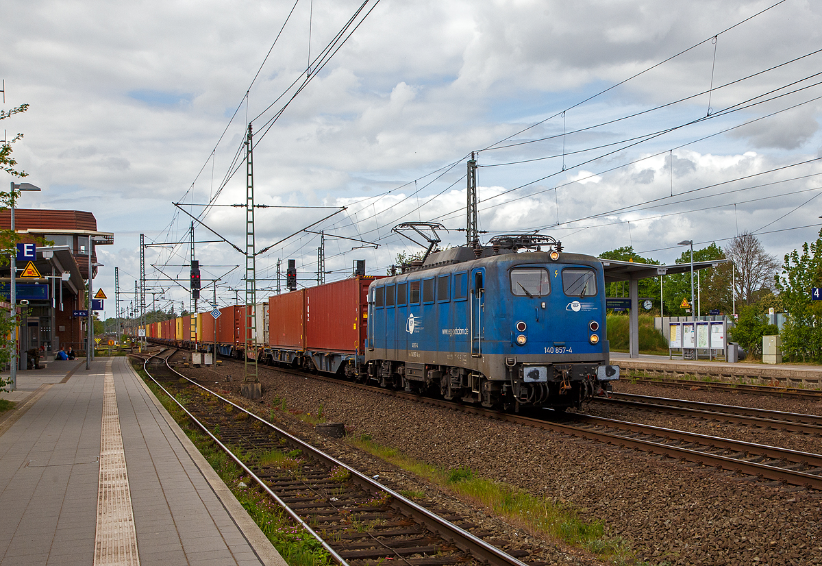 Die 140 857-4 (91 80 6140 857-4 D-EGP) der EGP - Eisenbahngesellschaft Potsdam mbH f�hrt am 14.05.2022 mit einem Containerzug aus Richtung Hamburg kommend durch den Bahnhof B�chen in Richtung Osten.

Die E 40 wurde 1972 bei Henschel & Sohn in Kassel unter der Fabriknummer 31697 gebaut, der elektrische Teil ist von BBC - Brown, Boveri & Cie. In Mannheim. Als 140 857-4 wurde sie an die Deutsche Bundesbahn ausgeliefert, die Ausmusterung bei der DB Schenker erfolgte 2011 und sie wurde an die EPG verkauft.