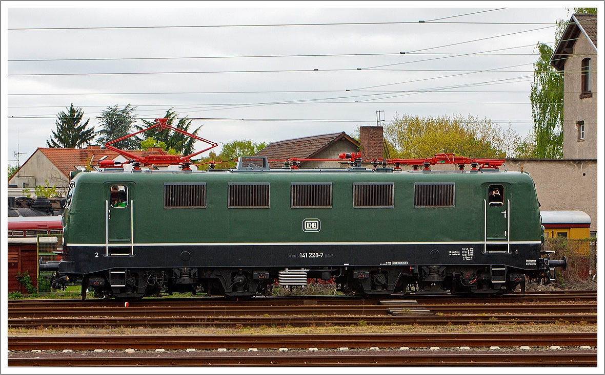 
Die 141 228-7, ex E 41 228, am 28.04.2013 beim Eisenbahnmuseum Darmstadt-Kranichstein, sie ist eine Dauerleihgabe der DB-Regio AG ans Museum.
Sie hat kompl. NVR-Nummer 91 80 6141 228-7 D-DME.

Die E 41 wurde Henschel 1962 unter der Fabriknummer 30431 gebaut, die elektrische Ausrüstung ist von BBC.