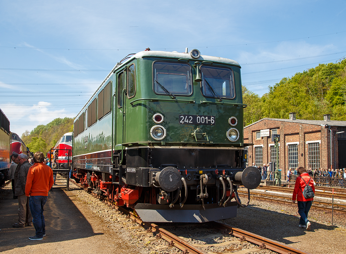 Die 142 001-7 (91 80 6142 001-7 D-PRESS), ex DR 242 001-6, ex DR E 42 001am 30.04.2017 im Eisenbahnmuseum Bochum-Dahlhausen, das Wochenende stand unter dem Motto „Ost trifft West“.

Der Holzroller (Spitzname der Baureihe) wurde 1962 bei LEW (VEB Lokomotivbau Elektrotechnische Werke Hans Beimler Hennigsdorf) unter der Fabriknummer  9892 gebaut und als E 42 001 an die Deutsche Reichsbahn geliefert, 1970 erfolgte die Umzeichnung in DR 242 001-6 und 1992 in DR 142 001-7. Bereits 1993 wurde die Lok ausgemustert und an einen Privatmann verkauft, der sie als Leihgabe der Interessengemeinschaft Traditionslok 58 3047 e. V. (Glauchau) übergab. Eigestellt ist sie bei der PRESS - Eisenbahnbau- und Betriebsgesellschaft Pressnitztalbahn mbH (Jöhstadt), die sie derzeit auch im Plandienst eingesetzt.

Die DR Baureihe E 42 (ab 1970 Baureihe 242) der Deutschen Reichsbahn war eine Elektrolokomotive, die eine für den Güterverkehr und langsamen Personenverkehr abgewandelte Version der DR-Baureihe E 11 darstellte. Bei der Deutschen Bahn AG waren diese Lokomotiven noch kurze Zeit als DB-Baureihe 142 im Einsatz. In den 1990er Jahren wurden 21 Maschinen in die Schweiz verkauft und als Ae 417, Ae 476 oder Ae 477 bezeichnet.
Wie bei der DB gab es auch bei der DR neben der elektrischen Schnellzuglok eine fast gleichartige Güterzuglok mit größerer Zugkraft und geringerer Geschwindigkeit. Interessanterweise vermied es die DR grundsätzlich, mit den Baureihennummern des DB-Systems zu kollidieren. Da bei der DB neben der E 40 auch die leichtere E 41 existierte, vergab die DR die Baureihenbezeichnung E 42.

Technische Merkmale
Mechanischer Teil
Der Drehgestellrahmen ist eine Schweißkonstruktion aus kastenförmigen Stahlblech-Hohlträgern. Am Drehzapfenträger sind die Fahrmotoren aufgehängt. Die Drehgestelle sind durch eine spezielle Kupplung miteinander verbunden. Der Hauptrahmen ist eine Schweißkonstruktion und ist als Brückenrahmen ausgeführt. Die Bodenbleche für die Führerstände und den Maschinenraum sind als tragende Teile in die Konstruktion einbezogen. Der Lokkasten ist eine selbsttragende Stahlkonstruktion in Leichtbauweise und mit dem Hauptrahmen verschweißt. Die Bremseinrichtung besteht aus einer einlösigen Druckluftbremse mit Zusatzbremse (K-GP mZ) und einer Spindelhandbremse.

Elektrischer Teil
Die Scherenstromabnehmer waren Neukonstruktionen und besitzen Doppelschleifstücke. Dieser Stromabnehmertyp fand auch bei den von der Deutschen Reichsbahn betriebenen Altbau-Elektrolokomotiven der Baureihen E 04, E 44 und E 94 Verwendung. Der Hauptschalter ist ein Druckgasschalter mit einer Abschaltleistung von 200 MVA. Der Haupttransformator ist ein fremdbelüfteter Manteltransformator mit Scheibenwicklung in Sparschaltung. Für den Motorstromkreis hat er 15 Anzapfungen, für die Zugheizung zwei und für die Hilfsbetriebe eine Anzapfung. Das Nockenschaltwerk hat 14 Fahrstufen und verfügt über ein Stufenschaltwerk zur feinstufigen Spannungsänderung zwischen den Fahrstufen. Die Fahrmotoren sind als fremdbelüftete zwölfpolige Wechselstrom-Reihenschlussmotoren mit Wendepol- und Kompensationswicklung ausgeführt.

TECHNISCHE DATEN:
Spurweite: 1.435 mm (Normalspur)
Baujahre: 1962–1976
Achsformel: Bo’Bo’
Länge über Puffer: 16.260 mm
Drehzapfenabstand:  7.800 mm
Achsabstand im Drehgestell: 3.500 mm
Dienstgewicht: 	82,5 t
Radsatzfahrmasse:  20 t
Höchstgeschwindigkeit: 	100 km/h
Stundenleistung:  2.920 kW bei 72 km/h
Dauerleistung: 	2.740 kW bei 76 km/h
Anfahrzugkraft: 245 kN
Zugkraft bei Stundenleistung: 141 kN
Leistungskennziffer: 37,3 kW/t
Stromsystem: 15 kV 16⅔ Hz AC
Anzahl der Fahrmotoren: 4
Antrieb: Tatzlager
