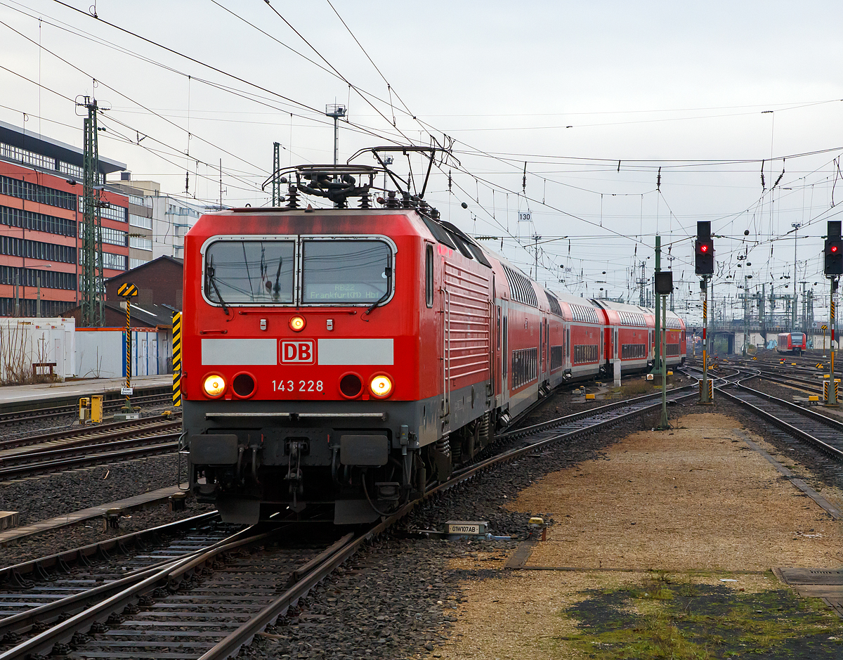 
Die 143 228-5 (91 80 6143 228-5 D-DB) der DB Regio Hessen fährt am 16.12.2017, mit dem RB 22   Main-Lahn-Bahn  von Limburg an der Lahn, in dem Hbf Frankfurt am Main ein. 

Die Lok wurde 1987 bei LEW (VEB Lokomotivbau Elektrotechnische Werke Hans Beimler Hennigsdorf) unter der Fabriknummer 20111 gebaut und als DR 243 228-4 an die Deutsche Reichsbahn geliefert, 1992 erfolgte die Umzeichnung in DR 143 228-5  und 1994 in DB 143 228-5. 