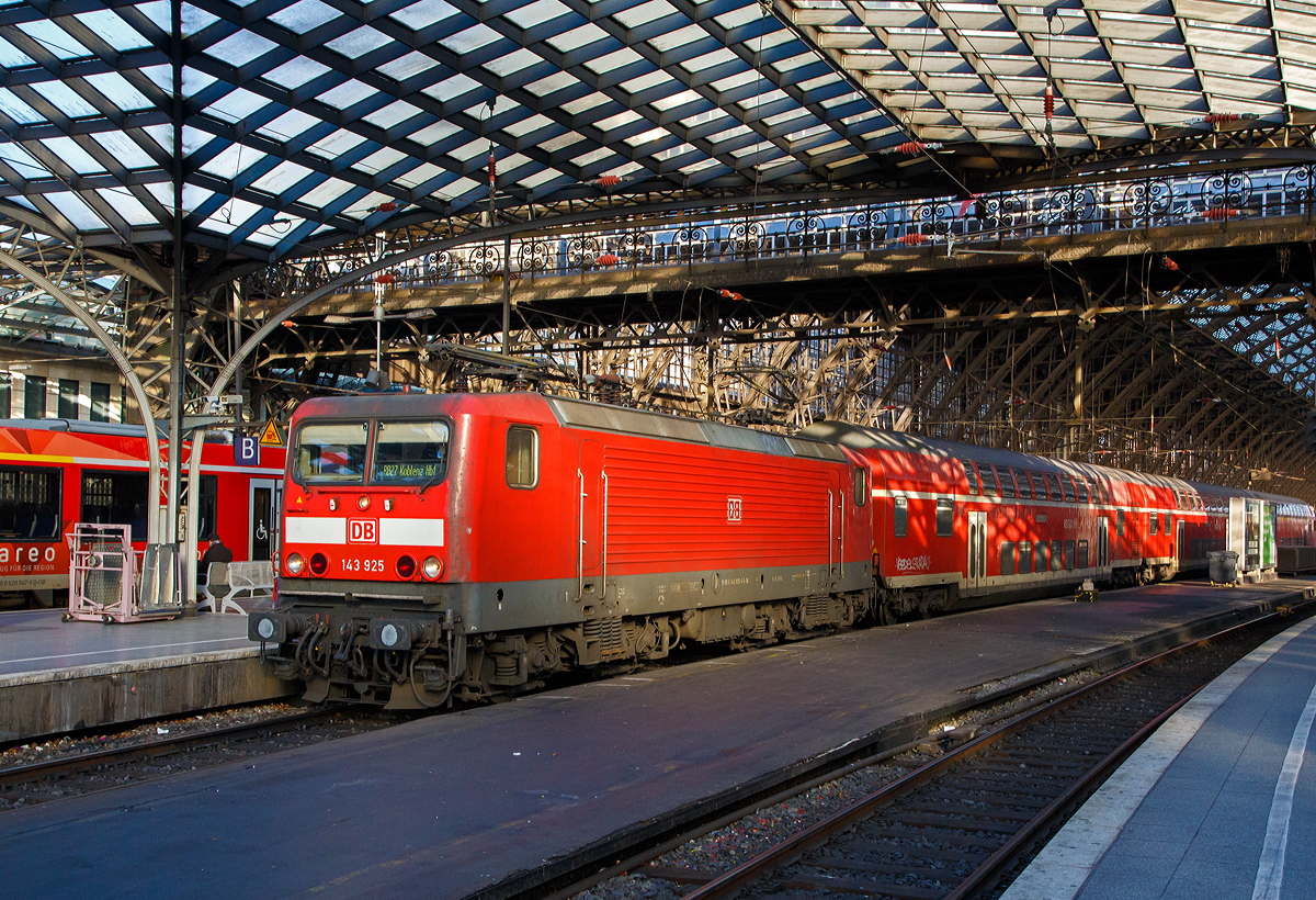 
Die 143 925-6 (91 80 6143 925-6 D-DB) der DB Regio NRW mit dem RB 27  Rhein-Erft-Bahn  nach Koblenz, fährt am 19.03.2019 in den Hauptbahnhof Köln ein.

Die Lok wurde, kurz vor dem Mauerfall, 1989 bei LEW (VEB Lokomotivbau Elektrotechnische Werke Hans Beimler Hennigsdorf) unter der Fabriknummer 20375 gebaut und als DR 243 925-5 an die Deutsche Reichsbahn geliefert, 1992 erfolgte die Umzeichnung in DR 143 925-6 und zum 01.01.1994 in DB 143 925-6.