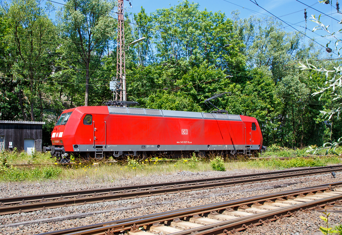 
Die 145 027-9 (91 80 6145 027-9 D-DB) der DB Schenker Rail Deutschland AG, fährt am  28.06.2015 als Lz solo durch den Bahnhof Altemhunden in Richtung Kreuztal.

Die TRAXX F140 AC wurde 1999 von ABB Daimler-Benz Transportation GmbH (Adtranz) in Kassel unter der Fabriknummer 33344 gebaut.