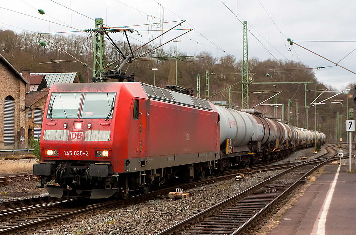 
Die 145 035-2 der DB Schenker Rail fährt am 08.02.2014 mit einem Kesselwagenzug durch Bf Betzdorf/Sieg in Richtung Siegen.