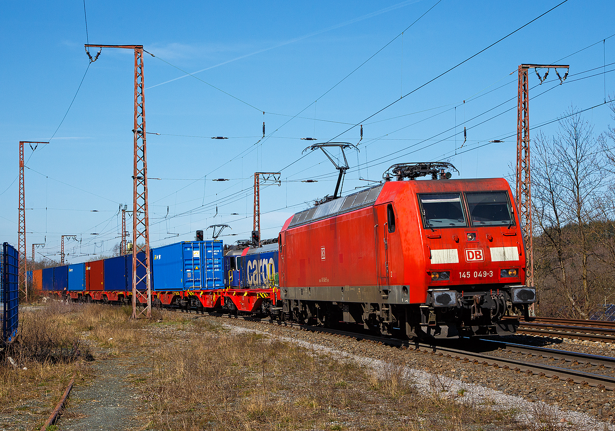 Die 145 049-3 (91 80 6145 049-3 D-DB) der DB Cargo AG fährt am 30.03.2021 mit einem Containerzug auf der Dillstrecke (KBS 445) durch Rudersdorf (Kr. Siegen) in Richtung Süden.

Die TRAXX F140 AC wurde 2000 von ADtranz (ABB Daimler-Benz Transportation GmbH) in Kassel unter der Fabriknummer 33368 gebaut.