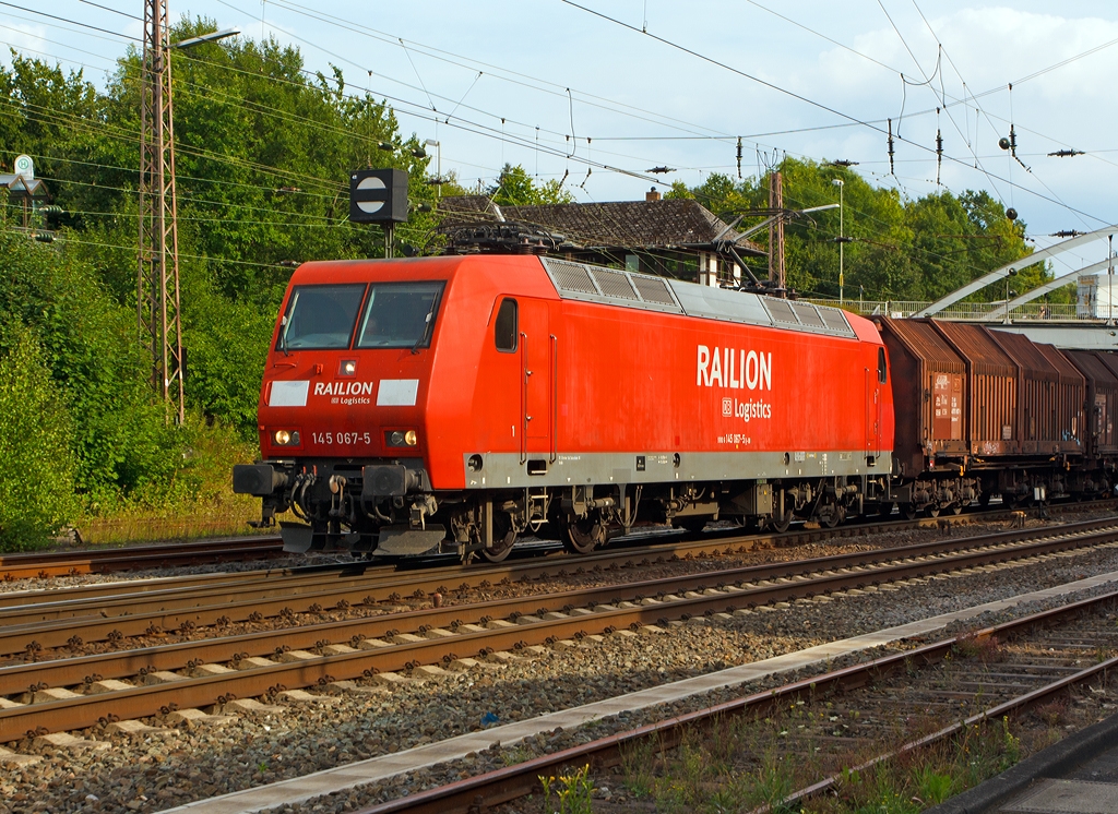 Die 145 067-5 der DB Schenker Rail verl�sst am 29.08.2013 den Rangierbahnhof Kreuztal mit einem Coilzug in Richtung Hagen. 
Die Lok wurde im Jahr 2000 bei ADtranz in Kassel unter der Fabriknummer 33391 gebaut.