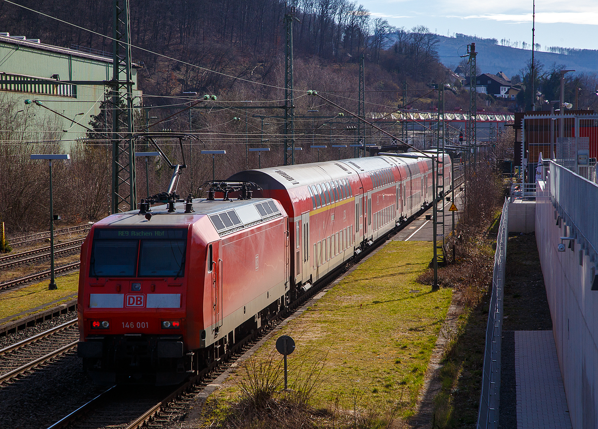 Die 146 001-3 (91 80 6146 001-3 D-DB) der DB Regio NRW schiebt den RE 9 (rsx - Rhein-Sieg-Express) Siegen - K�ln – Aachen am 20.03.2021 durch Niederschelden (eigentlich Niederschelderh�tte) in Richtung K�ln. 

Die TRAXX P160 AC1 (Br 146.0) wurde 2000 von ABB Daimler-Benz Transportation GmbH (Adtranz) in Kassel unter der Fabriknummer 33808 gebaut.  