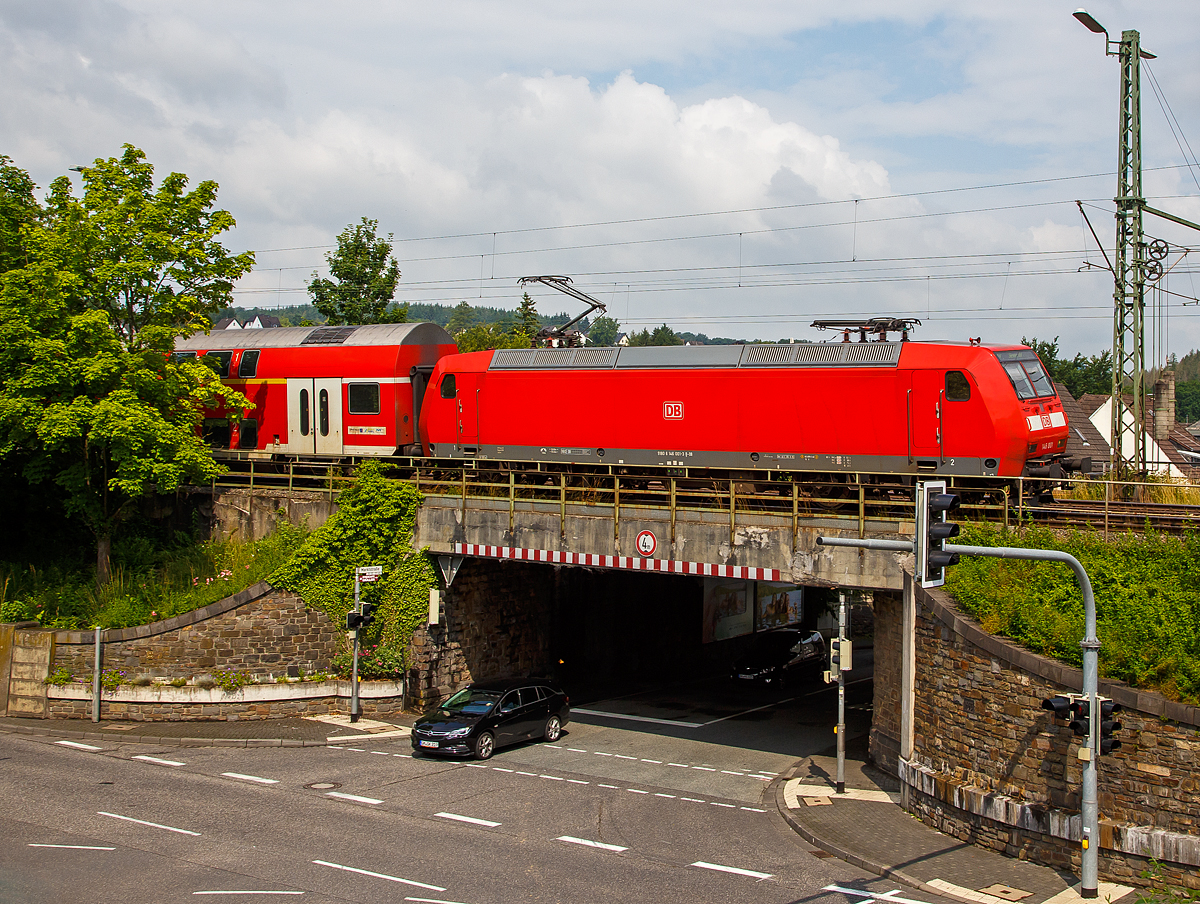 Die 146 001-3 (91 80 6146 001-3 D-DB) der DB Regio NRW erreicht am 09.07.2021, mit dem RE 9 (rsx - Rhein-Sieg-Express) Aachen - K�ln – Siegen, bald den Bahnhof Wissen (Sieg).

Die TRAXX P160 AC1 (Br 146.0) wurde 2000 von ABB Daimler-Benz Transportation GmbH (Adtranz) in Kassel unter der Fabriknummer 33808 gebaut.  

Zwischenzeitlich war DB Regio zu der Erkenntnis gelangt, dass man im Nahverkehr trotz aller Umstellungsbem�hungen auf Triebwagen moderne, schnelllaufende Elektrolokomotiven f�r den Einsatz vor Doppelstockz�gen bis 160 km/h ben�tigte. Die Lokomotiven 145 018 und 019 wurden daher Ende 1999 mit einem Nahverkehrspaket, bestehend aus Zugzielanzeigern im linken Frontfenster und zeitmultiplexer Wendezugsteuerung, ausger�stet und an DB Regio in Ludwigshafen am Rhein vermietet. Da sie sich in diesen Diensten bew�hrten, wurden aus Anlass der Expo 2000 die 145 031–050 ebenfalls nahverkehrstauglich gemacht und w�hrend der Weltausstellung im Raum Hannover eingesetzt. Diese Nahverkehrs-145er durften mit Ausnahmegenehmigungen 160 km/h fahren. Anschlie�end kamen sie in Nordrhein-Westfalen zum Einsatz, bis sie durch die Baureihe 146.0 ersetzt wurden.

Diese umger�steten 145er konnten trotzdem nur ein Provisorium sein, daher gab DB Regio beim Hersteller Bombardier eine spezielle Variante der Baureihe 145 f�r den Nahverkehr in Auftrag, die als Baureihe 146 eingereiht wurde. Wesentlichste Unterschiede zur 145 sind der f�r 160 km/h zugelassene, abgefederte Hohlwellenantrieb anstelle des Tatzlagerantriebes und der Zugzielanzeiger oberhalb der Frontfenster �ber deren gesamte Breite. Die Beschaffung der ersten Serie erfolgte mit finanzieller Unterst�tzung der sp�teren Einsatzl�nder Rheinland-Pfalz bzw. Nordrhein-Westfalen.

In den Jahren 2001 bis 2002 wurden insgesamt 31 Lokomotiven an DB Regio geliefert. Die ersten sieben Fahrzeuge (146 001–007) wurden dabei dem Bh Ludwigshafen (Rhein), die �brigen 24 (146 008–031) zun�chst dem Bh Dortmund zugeordnet.

TECHNISCHE DATEN:
Hersteller: ADtranz, Bombardier
Spurweite: 1.435 mm (Normalspur)
Achsanordnung: Bo`Bo`
L�nge �ber Puffer: 18.900 mm
Drehzapfenabstand: 10.400 mm
Achsabstand im Drehgestell: 2.600 mm
Dienstgewicht: 82 t
Radsatzlast: 20,5 t
Max. Leistung: 5.400 kW
Dauerleistung: 4.200 kW (5.700 PS)
Anfahrzugkraft: 300 kN
Dauerzugkraft: 265 kN
max. elektrische Bremskraft: 150 kN
H�chstgeschwindigkeit: 160 km/h
Antrieb: Hohlwellenantrieb
elektr. Antrieb: Drehstrom- Asynchron
Bauart der Bremsen: KE-GPR-E mZ (D) (ep)
Fahrdrahtspannung: 15 kV 16,7 Hz (technisch auch 25 kV 50 Hz m�glich, aber nicht bestellt)