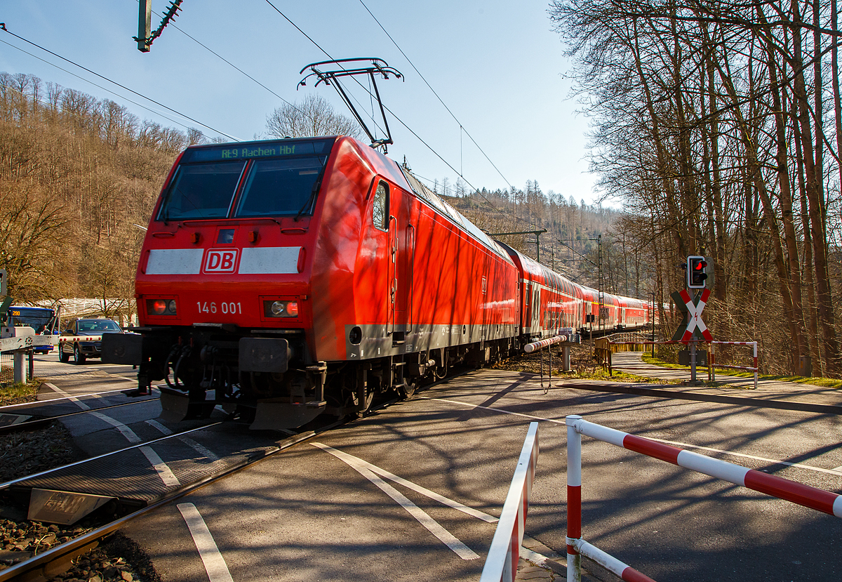 Die 146 001-3 (91 80 6146 001-3 D-DB) der DB Regio NRW schiebt am 11.03.2022 den RE 9 - Rhein Sieg Express (RSX) Siegen - K�ln – Aachen vom Bahnhof Kirchen (Sieg) weiter in Richtung K�ln, n�chster Halt ist Betzdorf (Sieg).

Die TRAXX P160 AC1 (Br 146.0) wurde 2000 von ABB Daimler-Benz Transportation GmbH (Adtranz) in Kassel unter der Fabriknummer 33808 gebaut.  