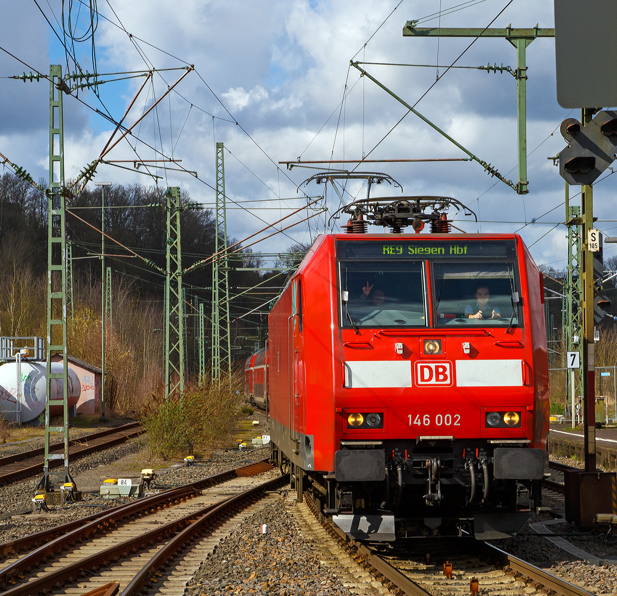 
Die 146 002-1 (91 80 6146 002-1 D-DB) der DB Regio erreicht am 14.03.2020, mit dem RE 9 (rsx - Rhein-Sieg-Express) Aachen - Köln - Siegen, den Bahnhof Betzdorf (Sieg).  

Nochmals einen lieben Gruß an den netten Lokführer zurück.