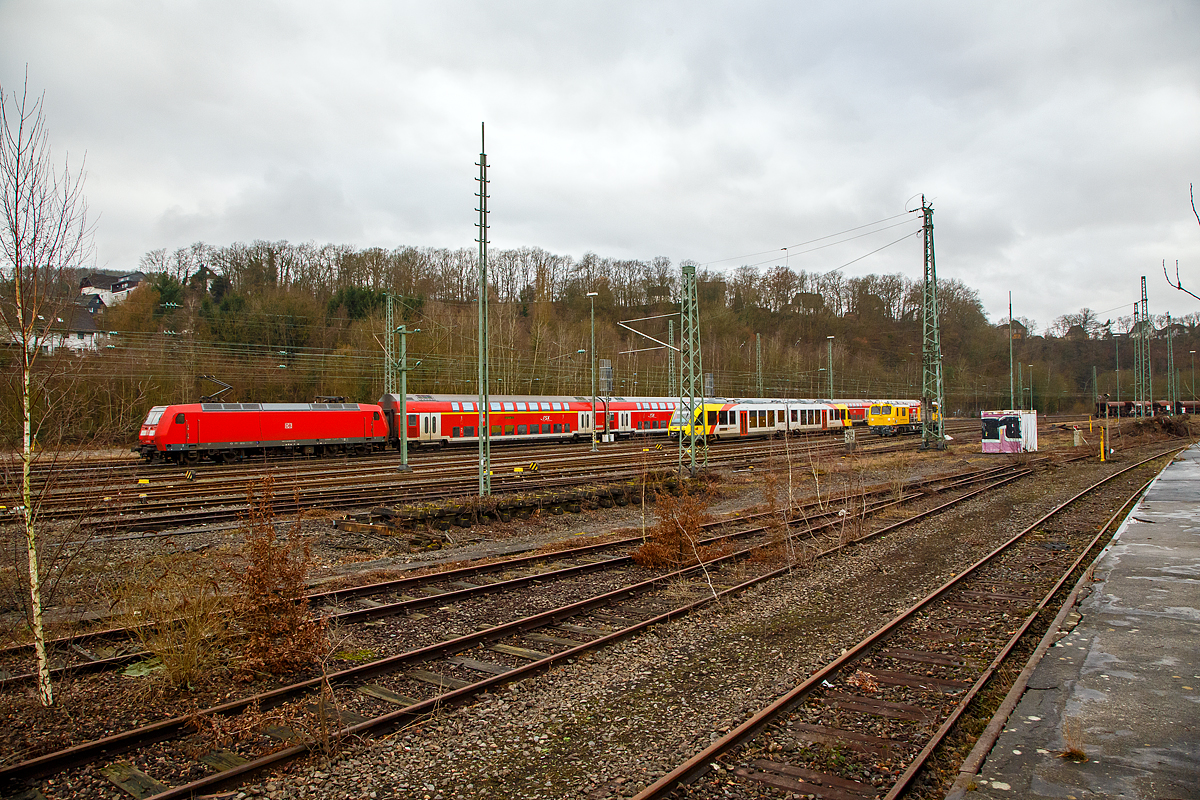 Die 146 003-9 (91 80 6146 003-9 D-DB) der DB Regio verl�sst am 18.01.2022 mit dem RE 9 rsx - Rhein-Sieg-Express (Siegen - K�ln - Aachen) den Bahnhof Betzdorf (Sieg).

Rechts im Rbf steht das GAF (Gleisarbeitsfahrzeug) 746 014 (99 80 9110 014-4 D-DB) der DB Netz AG (Netz Instandhaltung, ein neues Plasser & Theurer GAF auf Basis der MISS-Plattform. Sowie ein Lint 41 der HLB.