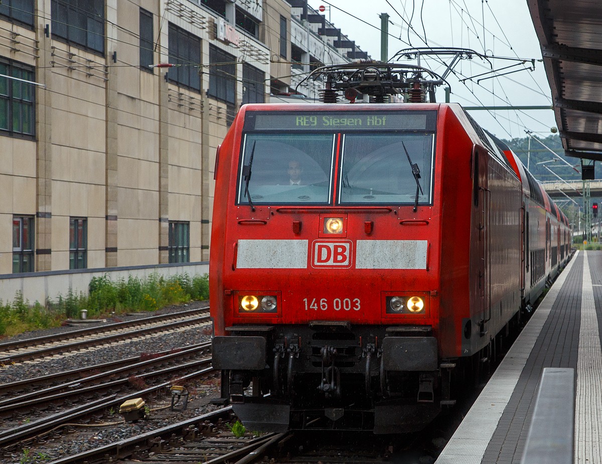 Die 146 003-9 (91 80 6146 003-9 D-DB) der DB Regio erreicht, mit dem RE 9 - Rhein-Sieg-Express (RSX) Aachen – Köln – Siegen, am 29.06.2022 pünktlich den Zielbahnhof Siegen Hbf. In einer viertel Stunde geht es in Gegenrichtung zurück.

Die TRAXX P160 AC1 wurde 2001 von ABB Daimler-Benz Transportation GmbH (ADtranz) in Kassel unter der Fabriknummer 33810 gebaut.
