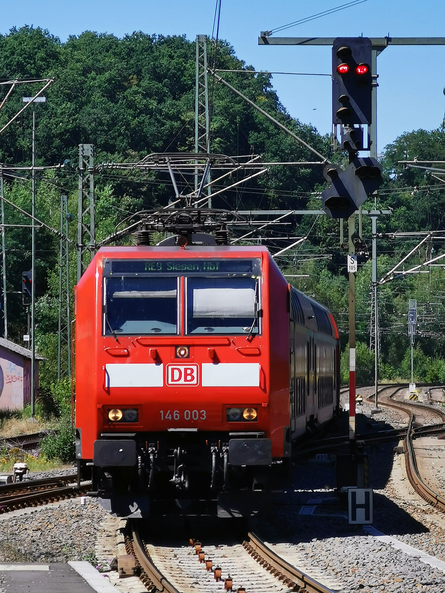 
Die 146 003 (91 80 6146 003-9 D-DB) der DB Regio NRW, mit dem RE 9 (rsx - Rhein-Sieg-Express) Aachen - Köln - Siegen, erreicht am 31.07.2020 Betzdorf (Sieg). 
Bild mit Smartphone.