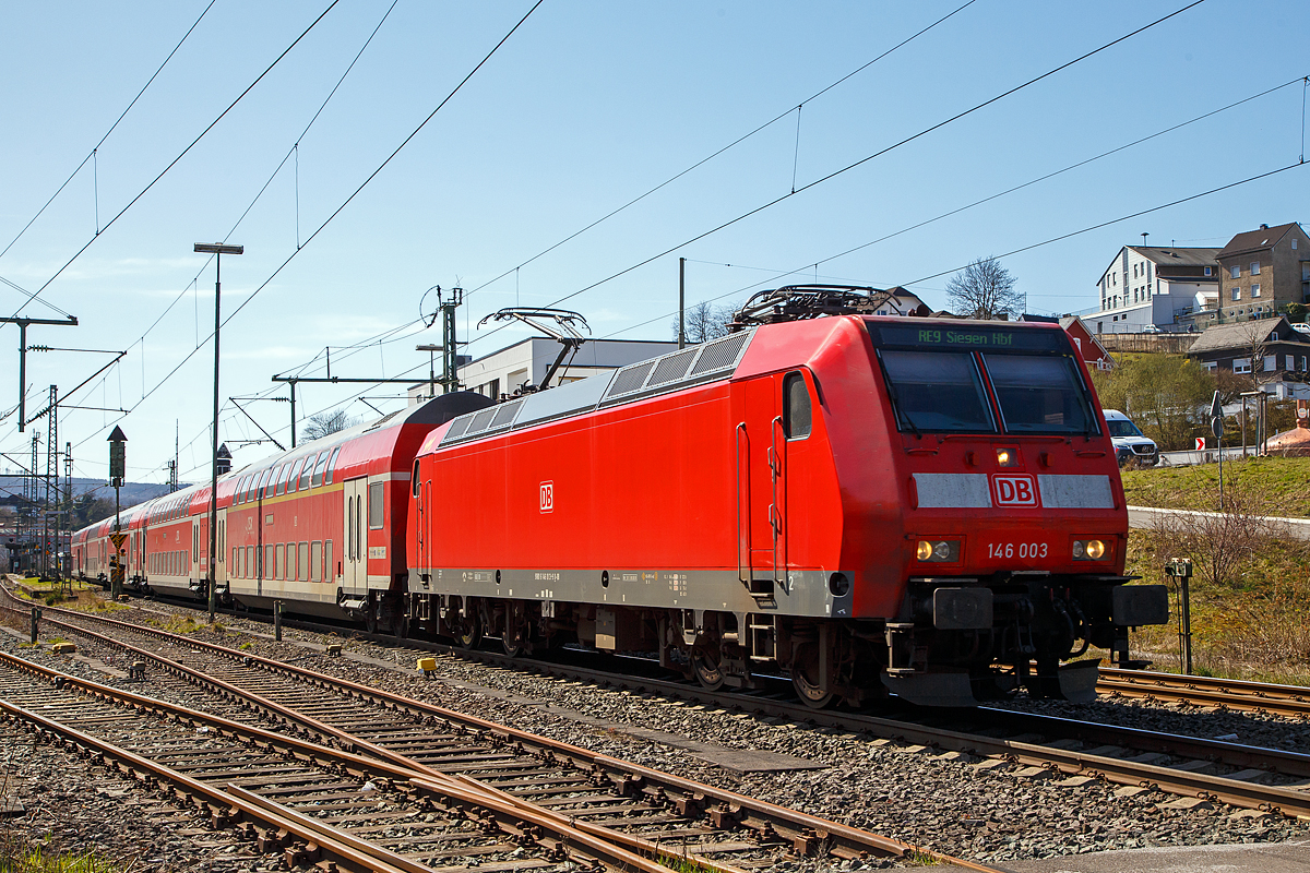 Die 146 003 (91 80 6146 003-9 D-DB) der DB Regio NRW fährt am 29.03.2021, mit dem RE 9 (rsx - Rhein-Sieg-Express) Aachen - Köln - Siegen, durch Niederschelden in Richtung Siegen.