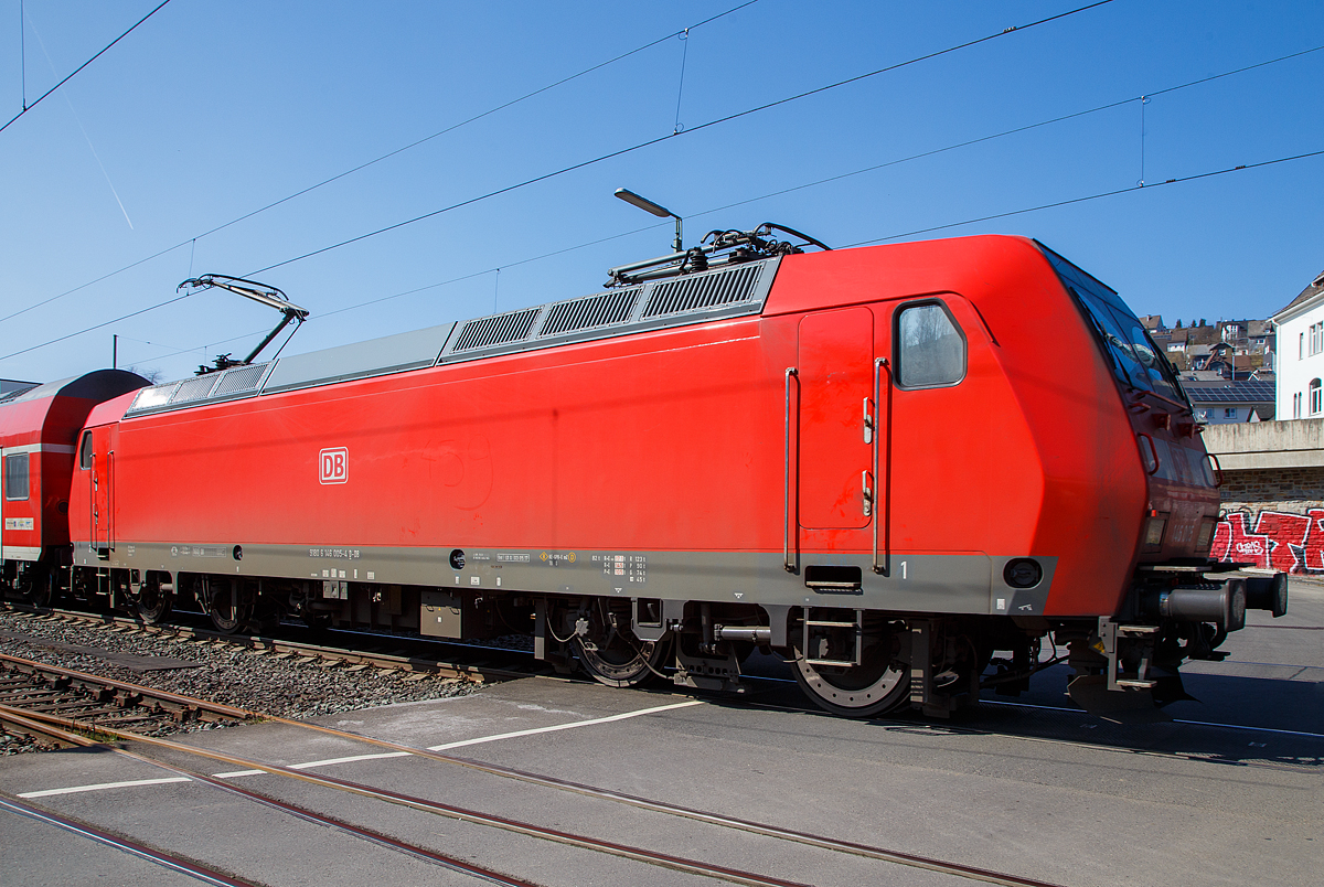Die 146 005-4 (91 80 6146 005-4 D-DB) der DB Regio NRW fährt am 24.03.2021, mit dem RE 9 (rsx - Rhein-Sieg-Express) Aachen - Köln - Siegen, durch Niederschelden in Richtung Siegen.

Die TRAXX P160 AC1 wurde 2001 von ABB Daimler-Benz Transportation GmbH in Kassel unter der Fabriknummer 33812 gebaut.