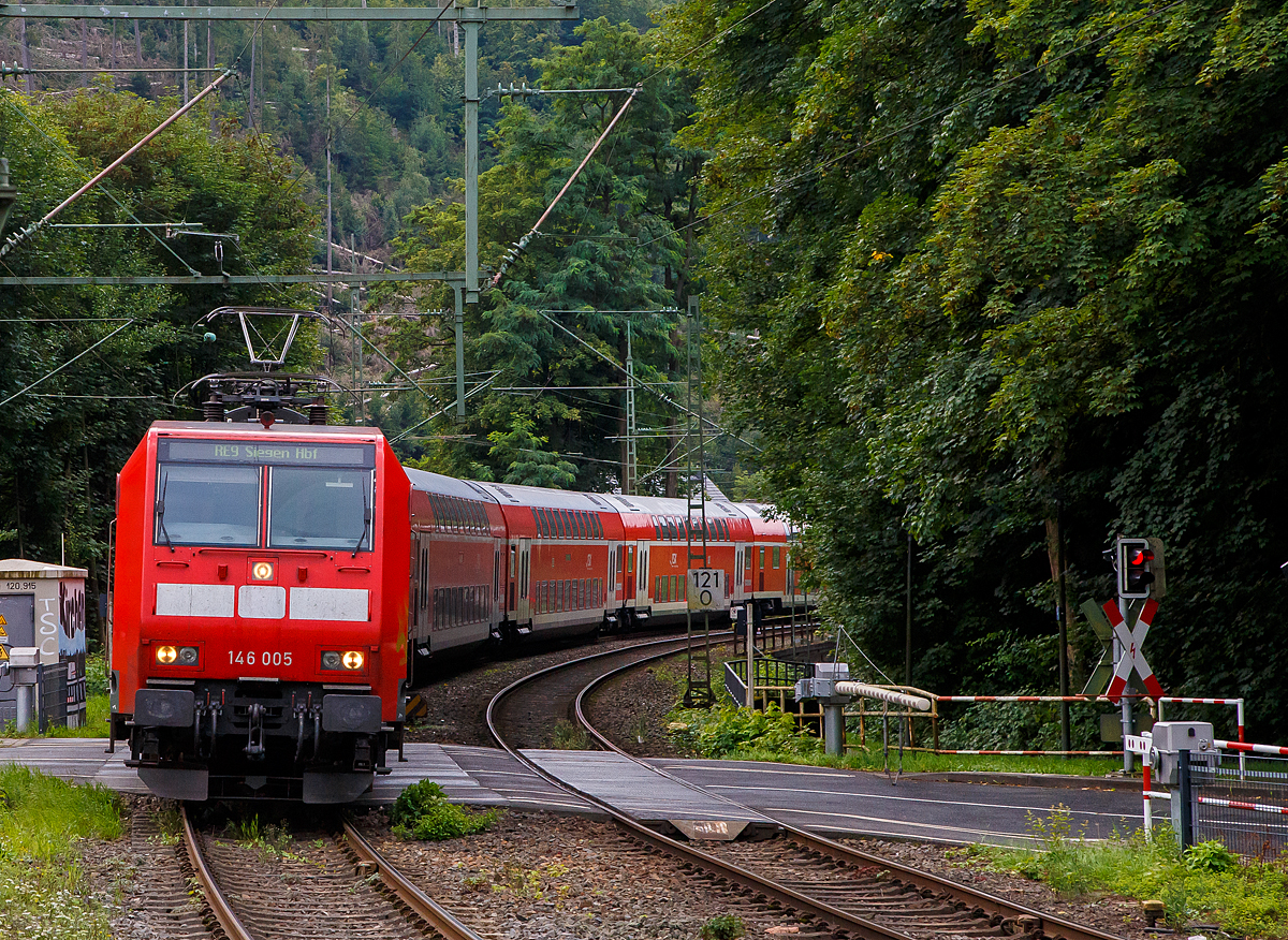 Die 146 005-4 (91 80 6146 005-4 D-DB) der DB Regio NRW erreicht am 27.08.2021, mit dem RE 9 (rsx - Rhein-Sieg-Express) Aachen - Köln - Siegen, den Bahnhof Kirchen (Sieg).

Die TRAXX P160 AC1 wurde 2001 von ABB Daimler-Benz Transportation GmbH in Kassel unter der Fabriknummer 33812 gebaut. 