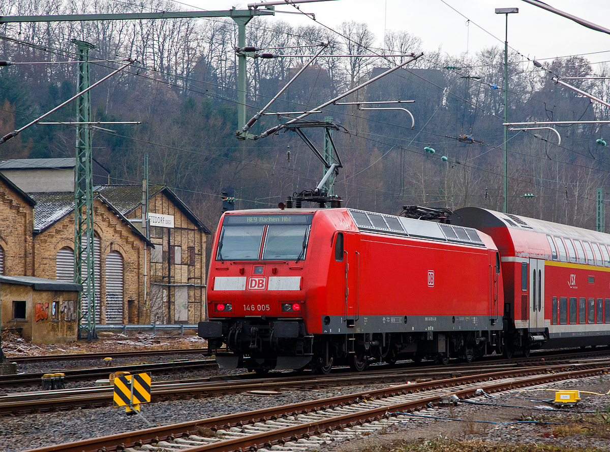 Die 146 005-4 (91 80 6146 005-4 D-DB) der DB Regio NRW schiebt den RE 9 (rsx - Rhein-Sieg-Express) Siegen - K�ln – Aachen, am 23.12.2021 vom Bf. Betzdorf (Sieg) weiter in Richtung K�ln. Die TRAXX P160 AC1 wurde 2001 von ABB Daimler-Benz Transportation GmbH in Kassel unter der Fabriknummer 33812 gebaut.

Im Hintergrund die ehemaligen Hallen vom BW Betzdorf wird es bald nicht mehr geben.