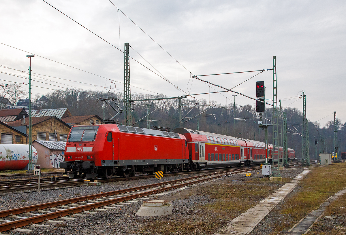 Die 146 005-4 (91 80 6146 005-4 D-DB) der DB Regio NRW schiebt den RE 9 (rsx - Rhein-Sieg-Express) Siegen - K�ln – Aachen, am 23.12.2021 vom Bf. Betzdorf (Sieg) weiter in Richtung K�ln. Die TRAXX P160 AC1 wurde 2001 von ABB Daimler-Benz Transportation GmbH in Kassel unter der Fabriknummer 33812 gebaut.

Im Hintergrund die ehemaligen Hallen vom BW Betzdorf wird es bald nicht mehr geben.