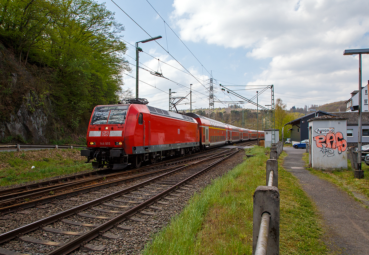 Die 146 005-4 (91 80 6146 005-4 D-DB) der DB Regio NRW rauscht am 22.04.2022, mit dem RE 9 (rsx - Rhein-Sieg-Express) Aachen - Köln - Siegen, durch den Bahnhof Scheuerfeld (Sieg), nächster Halt ist bald Betzdorf (Sieg).

Die TRAXX P160 AC1 wurde 2001 von ABB Daimler-Benz Transportation GmbH in Kassel unter der Fabriknummer 33812 gebaut.