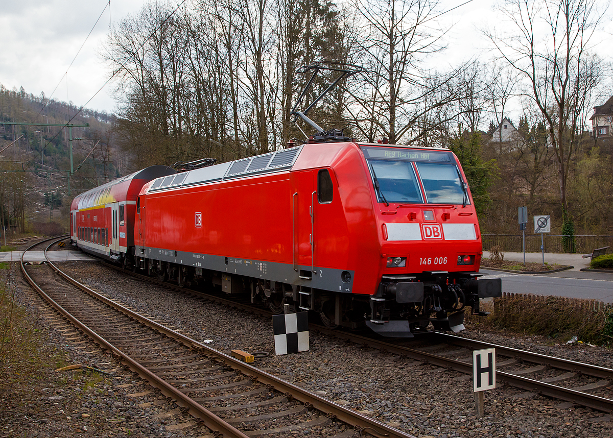 Die 146 006-2 (91 80 6146 006-2 D-DB) der DB Regio NRW verlässt am 20.04.2021als Schublok, mit dem RE 9 (rsx - Rhein-Sieg-Express) Siegen - Köln – Aachen, den Bahnhof Kirchen/Sieg.

Die TRAXX P160 AC1 wurde 2001 von ABB Daimler-Benz Transportation GmbH in Kassel unter der Fabriknummer 33813 gebaut.
