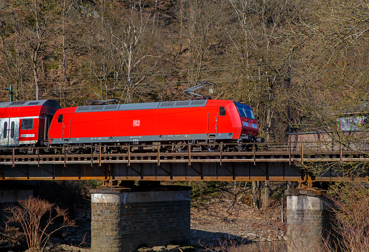 Die 146 006-2 (91 80 6146 006-2 D-DB) der DB Regio NRW, als Schublok des RE 9 - Rhein Sieg Express (RSX) Siegen - Köln – Aachen, am 26.02.2022 in  Scheuerfeld (Sieg) auf der Siegbrücke. 

Die TRAXX P160 AC1 wurde 2001 von ABB Daimler-Benz Transportation GmbH in Kassel unter der Fabriknummer 33813 gebaut
