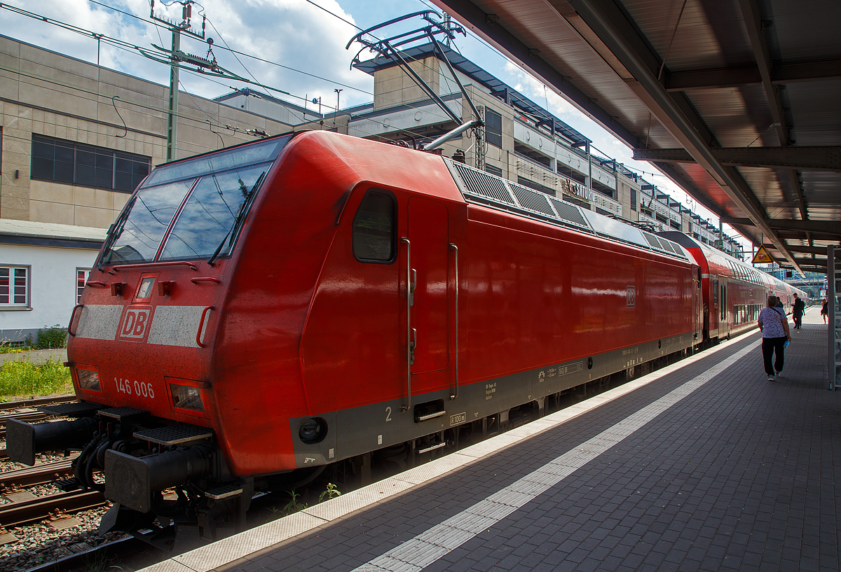 Die 146 006-2 (91 80 6146 006-2 D-DB) der DB Regio NRW steht mit dem RE 9 - Rhein Sieg Express (RSX) Siegen - K�ln – Aachen, bestehend aus 6 Doppelstockwagen, am 04.06.2022 (15:08 Uhr) im Hauptbahnhof Siegen zur Abfahrt bereit, F�r uns hei�t es schnell einsteigen, denn er f�hrt p�nktlich um 10 Nach ab.

Die TRAXX P160 AC1 wurde 2001 von ABB Daimler-Benz Transportation GmbH in Kassel unter der Fabriknummer 33813 gebaut.
