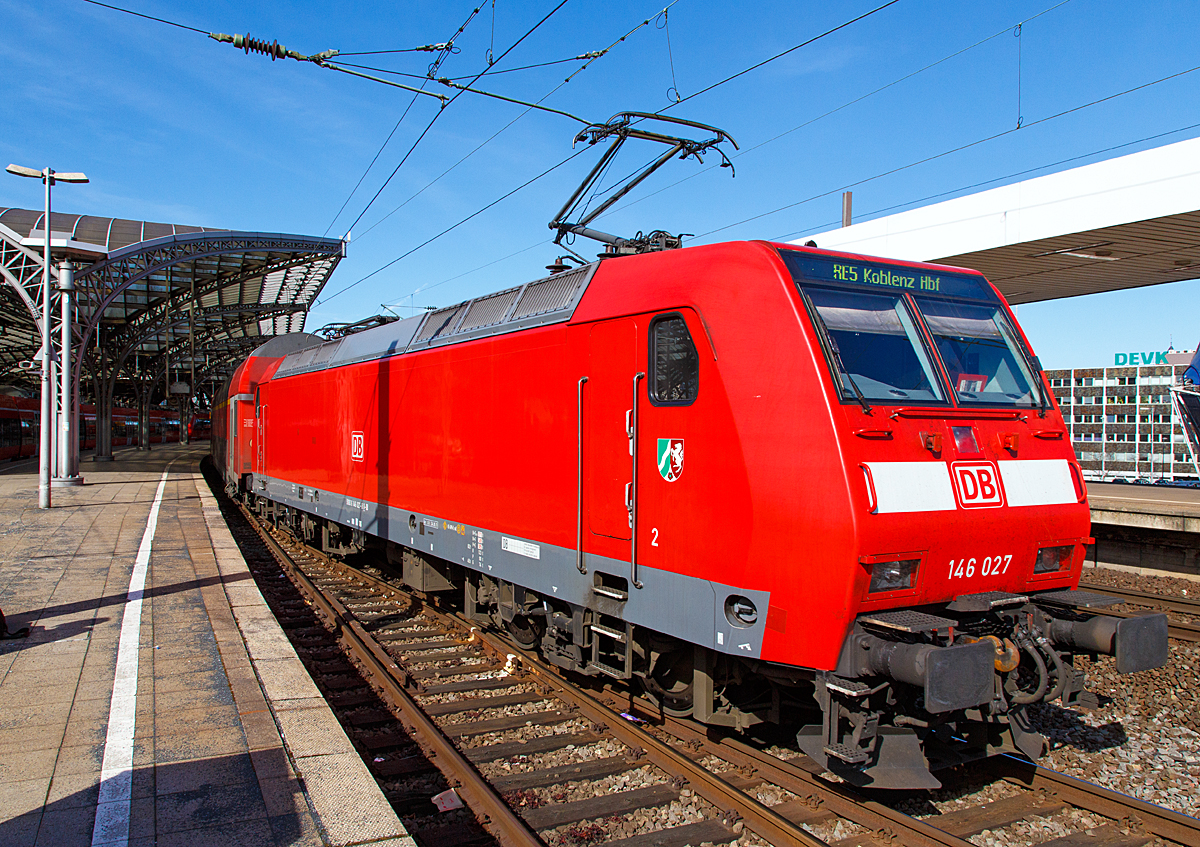
Die 146 027-8 der DB Regio NRW schiebt am 08.03.2015 den RE 5  Rhein-Express  Emmerich - Oberhausen - Düsseldorf Flughafen - Köln - Koblenz) in den Hbf Köln.