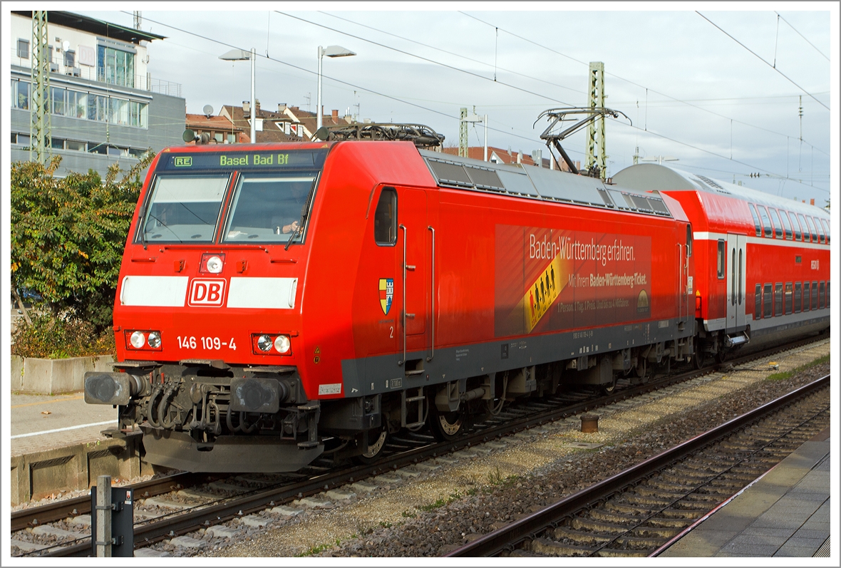 Die 146 109-4  Lahr/Schwarzwald  steht mit dem RE nach Basel Badischer Bahnhof am 07.12.2013 im Hbf Freiburg im Breisgau bereit. 

Die Lok vom Typ TRAXX P160 AC1 (BR 146.1) wurde 2004 von Bombardier in Kassel unter der Fabriknummer 33990 gebaut.


Technische Daten:
Spurweite: 1.435 mm
Fahrdrahtspannung: 15 kV 16,7 Hz (technisch auch 25 kV 50 Hz möglich, aber nicht bestellt)
Achsanordnung: Bo`Bo`
Länge über Puffer: 18.900 mm
Dienstgewicht: 84 t 
Radsatzlast: 21 t
Nennleistung (Dauerleistung): 5600 kW (7600 PS)
Anfahrzugkraft: 300 kN
Höchstgeschwindigkeit: 160 km/h
