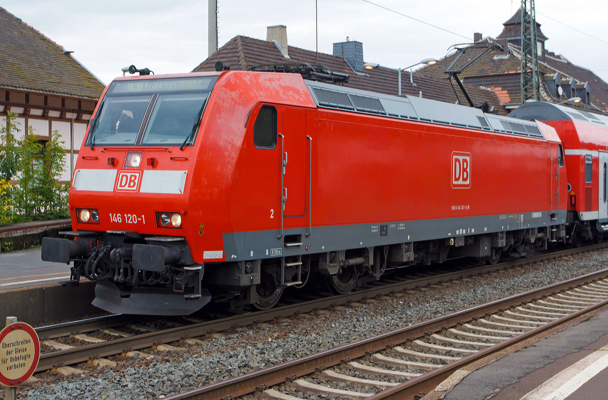 Die 146 120-1 (91 80 6146 120-1 D-DB) am 25.08.2014, mit dem RE 30  Main-Weser-Express  (Kassel Hbf - Gießen - Frankfurt/Main Hbf), beim Halt im Bahnhof Treysa.

Die TRAXX P160 AC1 wurde 2004 bei Bombardier in Kassel unter der Fabriknummer 34019 gebaut. 

Die Type TRAXX P160 AC1 (2. Bauserie) wurde in den Jahren 2003 bis 2005 ausgeliefert. Diese Loks sind eine technische Variante der Baureihe 185, wobei diese aber nur für den Einsatz unter 15 kV 16,7 Hz vorgesehen sind. Daher hat DB Regio diese Loks als Baureihe 146.1 eingeordnet. Sie haben eine wesentlich höhere Nennleistung als die ursprüngliche BR 146.0 (bei diesen wurde 2010 ein leistungssteigernder Umbau durchgeführt).

Technische Daten:
Spurweite: 1.435 mm
Achsanordnung: Bo`Bo`
Länge über Puffer: 18.900 mm
Dienstgewicht: 84 t 
Radsatzlast: 21 t
Nennleistung (Dauerleistung):  5.600 kW (7.600 PS)
Anfahrzugkraft: 300 kN
Antrieb: Hohlwellenantrieb
Höchstgeschwindigkeit: 160 km/h
Fahrdrahtspannung: 15 kV 16,7 Hz