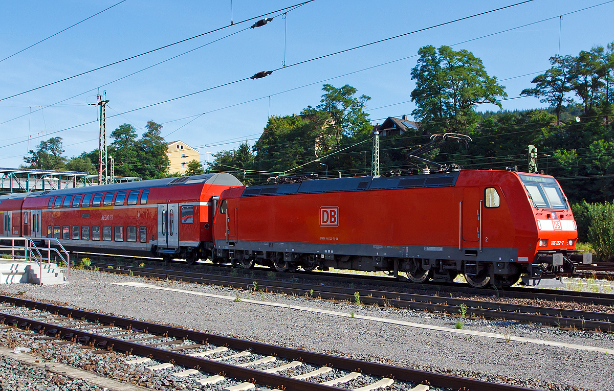 
Die 146 122-7 schiebt den RE 30  Main-Weser-Express  (Umlauf RE 4154), Verbindung  Frankfurt (Main) Hdf -  Gießen - Marburg Hbf - Treysa - Kassel Hbf, Steuerwagen voraus am 13.08.2014 in den Hbf Marburg an der Lahn. 

Die TRAXX P160 AC1 wurde 2004 von Bombardier in Kassel unter der Fabriknummer 34021 gebaut und an die DB Regio geliefert. Sie hat die NVR-Nummer 91 80 6146 122-7 D-DB und die EBA-Nummer  EBA 99A22E 032.
