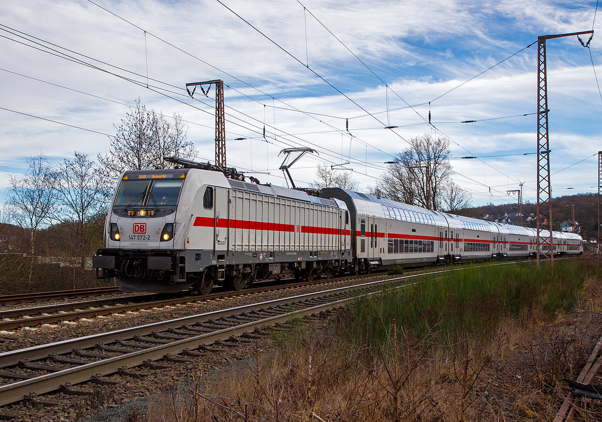 Die 147 572-2 (91 80 6147 572-2 D-DB – IC 4899) der DB Fernverkehr AG fährt am 31.12.2021, mit dem IC 2320 / RE 34 (Frankfurt a.M. Hbf - Siegen – Dortmund Hbf), über die Dillstrecke (KBS 445) durch Rudersdorf in Richtung Siegen. 

Die TRAXX P160 AC3 wurde 2019 von Bombardier in Kassel gebaut und 2020 an die DB Fernverkehr AG geliefert. Sie hat die Zulassungen für Deutschland. Für die Schweiz ist/war die Zulassung auch vorgesehen, daher hat sie auch vier Stromabnehmer, doch wurde noch keine Zulassung für die Schweiz vom Hersteller erlangt.

Interessant ist das die IC´s. zwischen Frankfurt a.M. Hbf – Siegen Hbf, nicht direkt über Gießen fahren, sondern über die sonst nur von Güterzügen genutzte Verbindungsstrecke Dutenhofen – Gießen-Bergwald. So sind die Zwischenhalte nur Frankfurt a.M. West, 	 Bad Nauheim, Wetzlar und Dillenburg. Zudem entfällt der zeitaufwändige Fahrtrichtungswechsel in Gießen. Dadurch verkürzt sich die Fahrzeit um ca. 45 Minuten auf nun 1 Stunde und 32 Minuten. Wir (meine Frau und ich) hätten schon gerne mal die Verbindung ausprobiert, was wir aber Corona bedingt noch unterlassen.

Zwischen Dillenburg und Iserlohn-Letmathe wird der Zug auch als RE 34 (Umlauf 52320) geführt und hat die Freigabe für alle Nahverkehr Tickets auf diesem Streckenabschnitt. 

Seit Dezember 2021 wird der Ruhr-Sieg-Express auf dem Abschnitt Letmathe–Siegen weitestgehend alle zwei Stunden durch eine Intercity-Linie ersetzt, die zwischen Dortmund Hbf und Frankfurt (Main) Hbf verkehrt. Sechs Zugpaare übernehmen dabei mit Ausnahme von Welschen Ennest alle Halte des RE 16 und werden vom Zweckverband Nahverkehr Westfalen-Lippe mitfinanziert. Diese Züge sind in der Fahrplanauskunft zusätzlich als RE 34 aufgeführt und können zwischen Letmathe und Dillenburg mit Nahverkehrstickets genutzt werden. Zwei weitere Zugpaare fahren über Schwerte und Unna nach Münster (Westf) Hbf bzw. Norddeich Mole ohne Nahverkehrsfreigabe und halten zwischen Siegen und Letmathe nur in Altenhundem. Sie verkehren als zusätzliches Angebot und ersetzen den Ruhr-Sieg-Express nicht.
