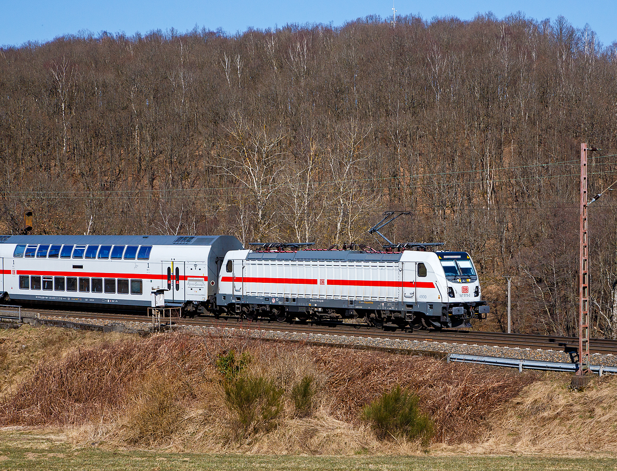Die 147 573-0 (91 80 6147 573-0 D-DB – IC 4902), der DB Fernverkehr AG schiebt am 10.03.2022 den  IC 2320 / RE 34 (Frankfurt a.M. - Siegen – Dortmund), Rudersdorf (Kr. Siegen) in Richtung Siegen.

Die TRAXX P160 AC3 wurde 2010 von Bombardier in Kassel gebaut und an die DB Fernverkehr AG geliefert.  Sie hat die Zulassungen für Deutschland. Für die Schweiz ist die Zulassung der TRAXX P160 AC3 auch vorgesehen, daher hat sie auch vier Stromabnehmer. Doch wurde keine Zulassung der Loks, wie auch der Wagen, vom Hersteller für die Schweiz erlangt.

