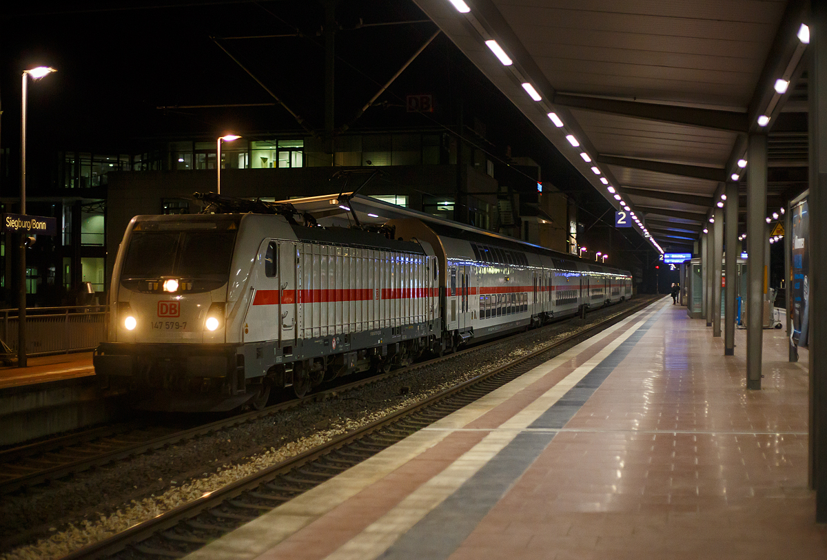 Die 147 579-7 (91 80 6147 579-7 D-DB – IC 4880) der DB Fernverkehr AG, fährt am Abend des 28.03.2022 (22:20 Uhr) mit der Doppelstock IC 4880 Garnitur, auf Überführungsfahrt als Leerzug, durch den Bahnhof Siegburg/Bonn in Richtung Köln. 

Die TRAXX P160 AC3 wurde 2020 von Bombardier in Kassel unter der Fabriknummer 35662 gebaut und an die DB Fernverkehr AG geliefert. Sie hat die Zulassungen für Deutschland. Für die Schweiz ist/war die Zulassung auch vorgesehen, daher hat sie auch vier Stromabnehmer, doch wurde noch keine Zulassung für die Schweiz vom Hersteller erlangt.
