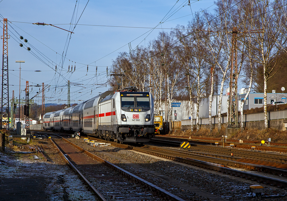 Die 147 592 (91 80 6147 592-0  D-DB – IC 4877)  der DB Fernverkehr AG f�hrt am 22.12.2021 mit dem IC 2229 (Dortmund Hbf - Siegen Hbf - Frankfurt a.M. Hbf), von Kreuztal weiter in Richtung Dillenburg. Zwischen Iserlohn-Letmathe und Dillenburg wird der Zug auch als RE 34 gef�hrt und hat die Freigabe f�r Nahverkehr Tickets auf diesem Streckenabschnitt.

Die TRAXX P160 AC3 ist sehr neu, sie wurde 2021 von Bombardier in Kassel gebaut und an die DB Fernverkehr AG geliefert. Sie hat die Zulassungen f�r Deutschland. F�r die Schweiz ist die Zulassung auch vorgesehen, daher hat sie auch vier Stromabnehmer, doch wurde noch keine Zulassung durch die Schweiz vom Hersteller erlangt.