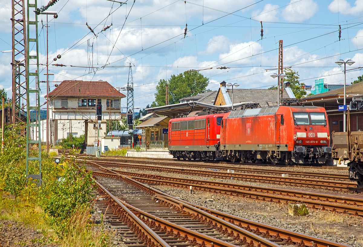 
Die 151 001-5 (91 80 6151 001-5 D-DB) mit der 145 075-8  (91 80 6145 075-8 D-DB) im Schlepp fahren als Lz am 26.07.2015 von Kreuztal in Richtung Hagen. Hier haben sie gerade noch Hp 0. Beide Loks sind von der DB Schenker Rail Deutschland AG. 

Die 151 001-5 wurde 1972 von Krupp in Essen unter der Fabriknummer 5173 gebaut, wobei der elektrische Teil von AEG unter der Fabriknummer 8819 geliefert wurde.

Die TRAXX F140 AC wurde  2000 von ABB Daimler-Benz Transportation GmbH (Adtranz) in Kassel unter der Fabriknummer 33820 gebaut.
