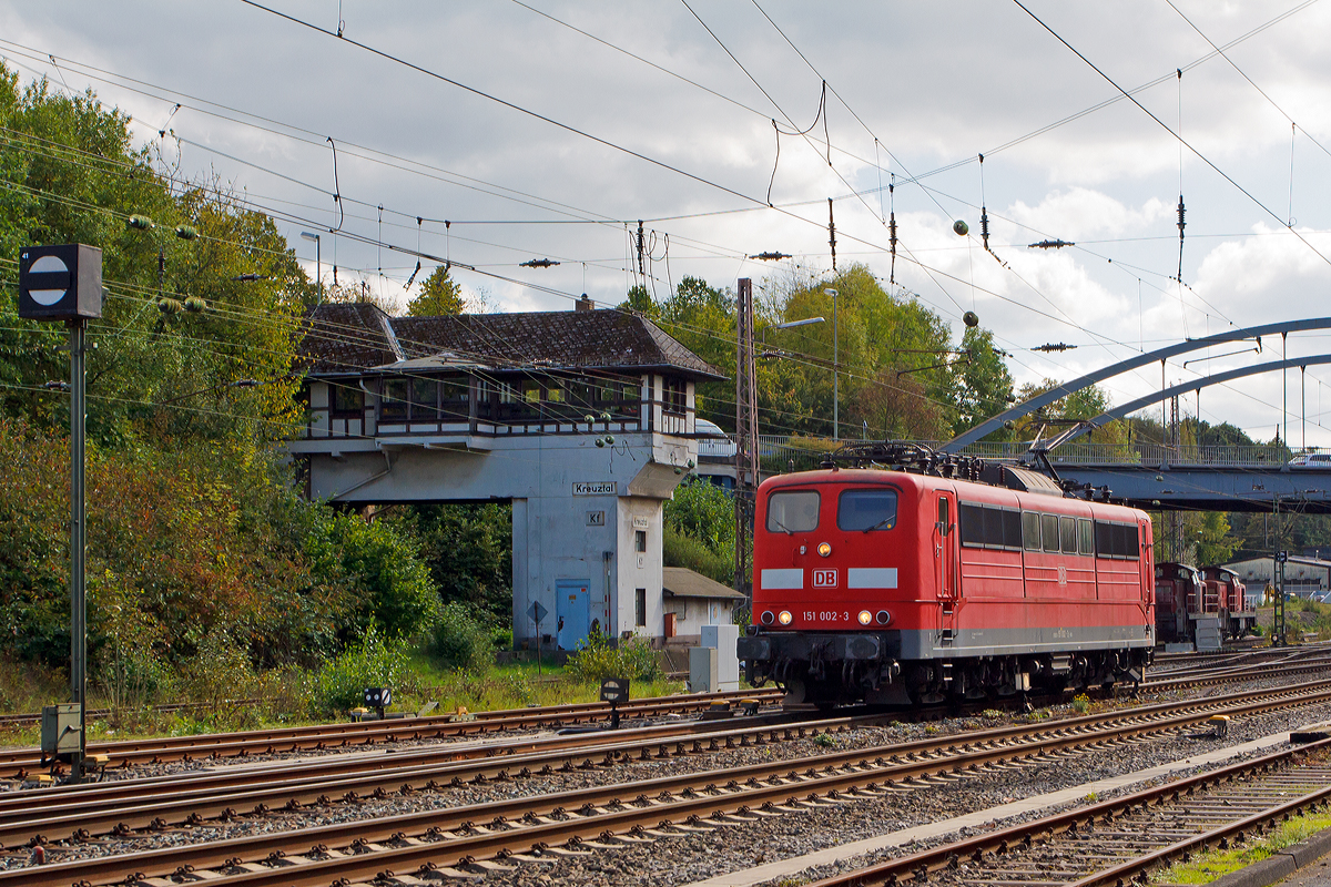 
Die 151 002-3 (91 80 6151 002-3 D-DB) der DB Schenker Rail Deutschland AG fährt am 27.09.2014 als Lz von Kreuztal in Richtung Hagen.

Die Lok wurde 1973 von Krupp unter der Fabriknummer 5174 gebaut, der elektrische Teil ist von AEG (Fabriknummer 8820).