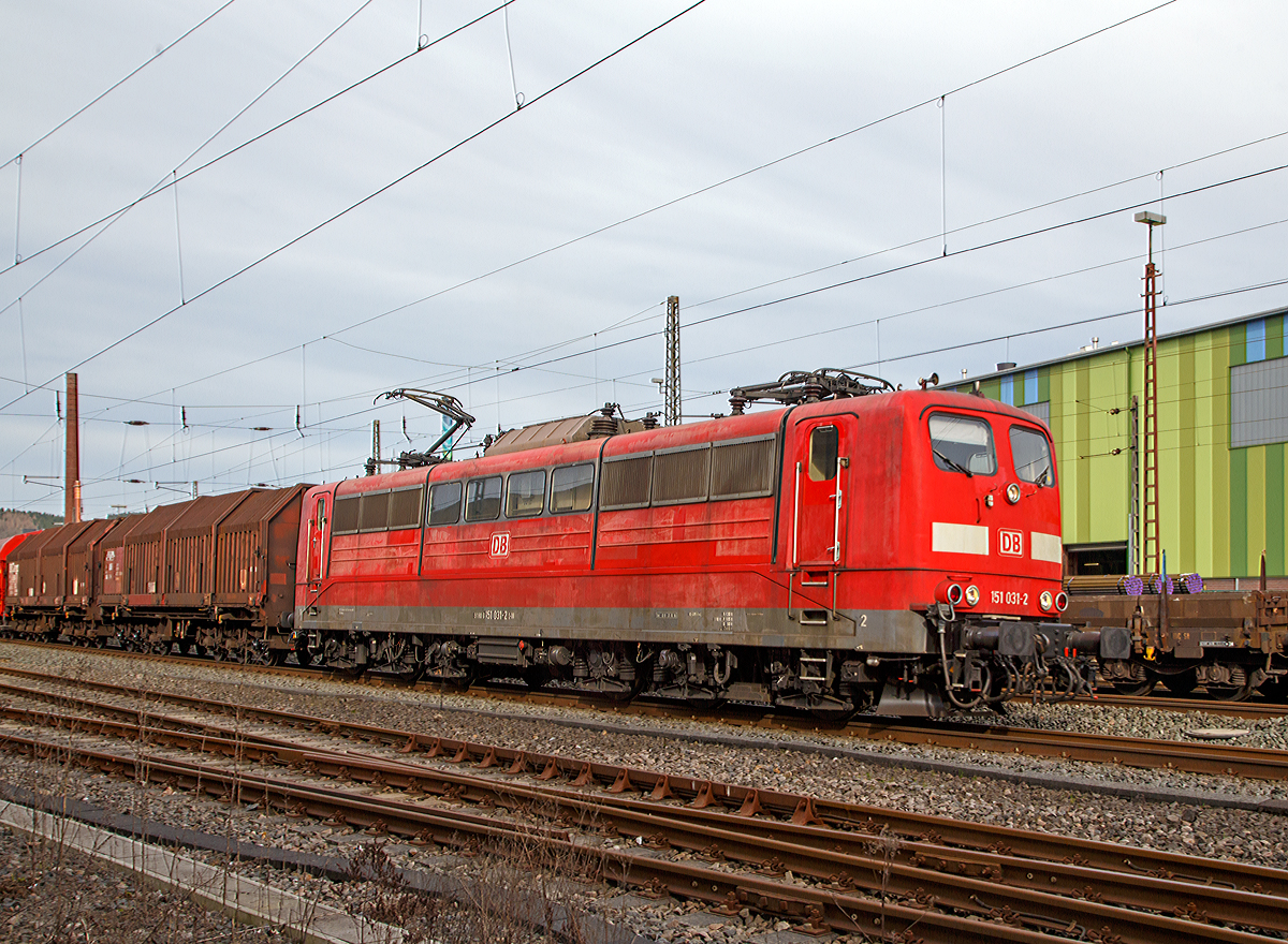 
Die 151 031-2 (91 80 6151 031-2 D-DB) der DB Cargo Deutschland AG fährt am 04.03.2017 mit eine Coil-Güterzug (Wagen der Gattung Sahimms und Shimms) durch Siegen-Geisweid in Richtung Dillenburg. 

Die Lok wurde 1974 von Krauss-Maffei in München unter der Fabriknummer 19650 gebaut.