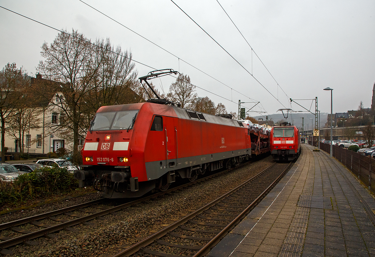 Die 152 076-6 der DB Cargo Deutschland AG fährt am 14.12.2021 mit einem sehr langen Autotransportzug der DB Cargo Logistics GmbH (ex ATG Autotransportlogistic GmbH) durch den Bahnhof Kirchen (Sieg) in Richtung Köln. Während rechts noch die 146 006-2 mit dem RE 9 rsx - Rhein-Sieg-Express (Aachen– Köln – Siegen) steht. 

Die 152 076 wurde 1999 von der Krauss-Maffei AG in München-Allach unter der Fabriknummer 20203, die Elektrik wurde von DUEWAG unter der Fabriknummer 91953 geliefert.