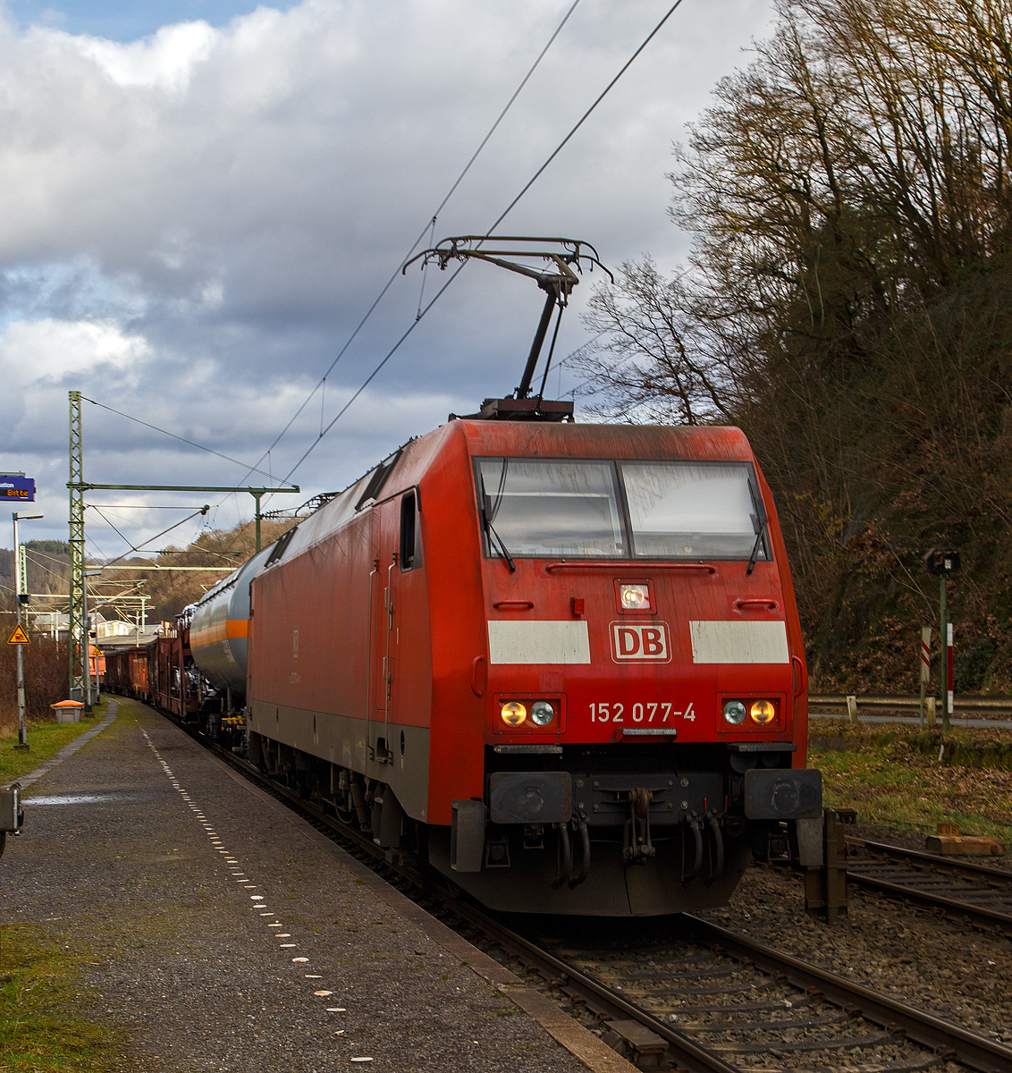 Die 152 077-4 (91 80 6152 077-4 D-DB) der DB Cargo AG fährt am 05.02.2022 mit einem gemischten Güterzug durch Scheuerfeld (Sieg) in Richtung Köln.

Die Siemens ES64F wurde 1999 von Krauss-Maffei AG in München-Allach (heute Siemens Mobility GmbH) unter der Fabriknummer  20204 gebaut und an die DB Cargo AG geliefert.
