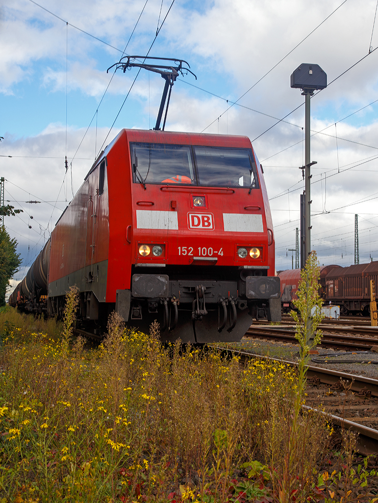 
Die 152 100-4 (91 80 6152 100-4 D-DB) der DB Schenker Rail Deutschland AG übernimmt am 07.10.2015 im Rangierbahnhof Köln-Gremberg einen Kesselwagenzug. 
Aufgenommen von einer öffentlichen Straße. 

Die Lok wurde 2000 von Krauss-Maffei in München unter der Fabriknummer 20227 gebaut, der elektrische Teil wurde von DUEWAG unter der Fabriknummer 91965 geliefert.

